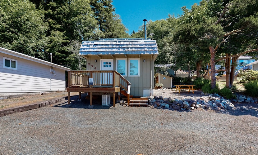 Adorable beach house with fire pit dog friendly and gas grill