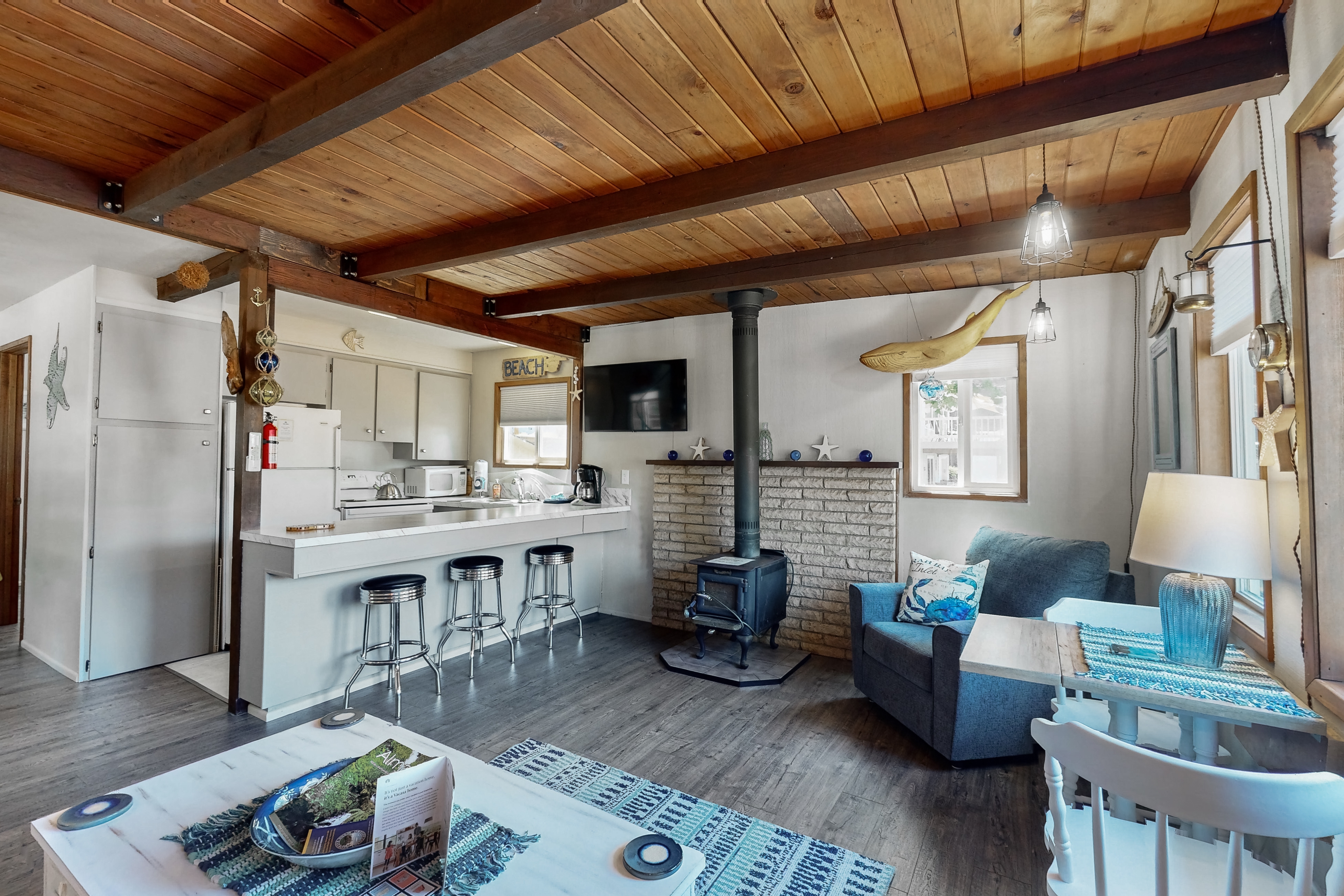 Adorable beach house with fire pit dog friendly and gas grill