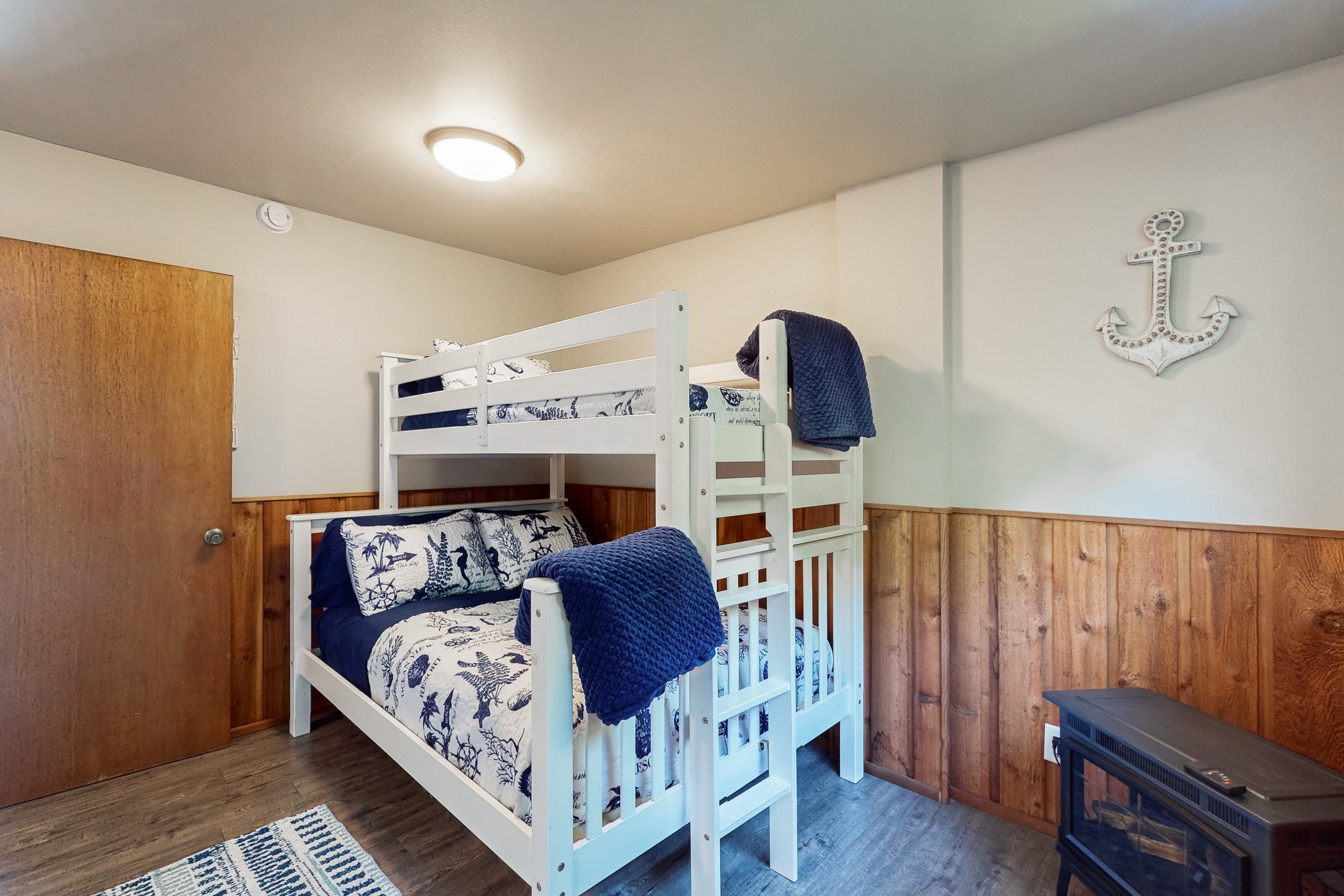 Adorable beach house with fire pit dog friendly and gas grill