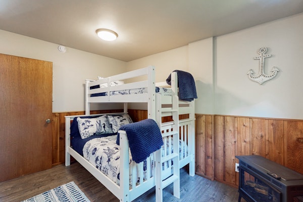 Adorable beach house with fire pit dog friendly and gas grill