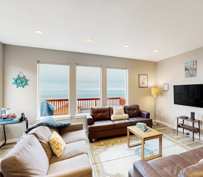 Spacious retreat with beautiful ocean views dog friendly with WiFi patio