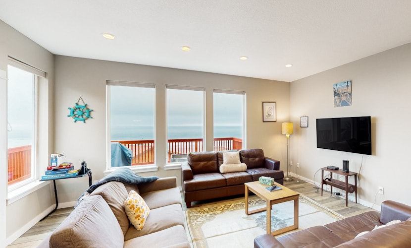 Spacious retreat with beautiful ocean views dog friendly with WiFi patio