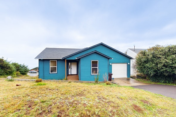 Spacious retreat with beautiful ocean views dog friendly with WiFi patio