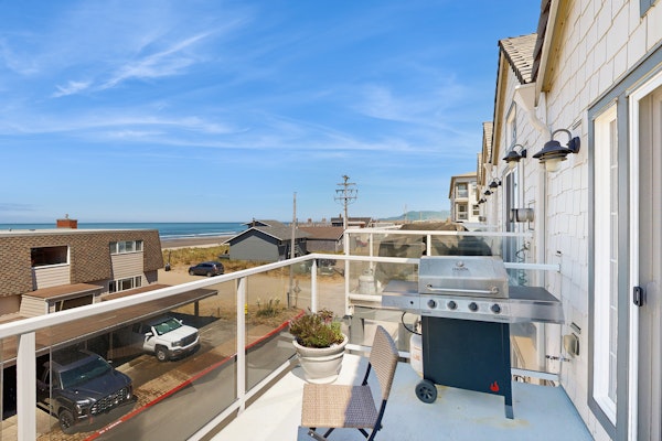 Three Story Beach Townhouse with Ocean View Fireplace Gas Grill and Balcony