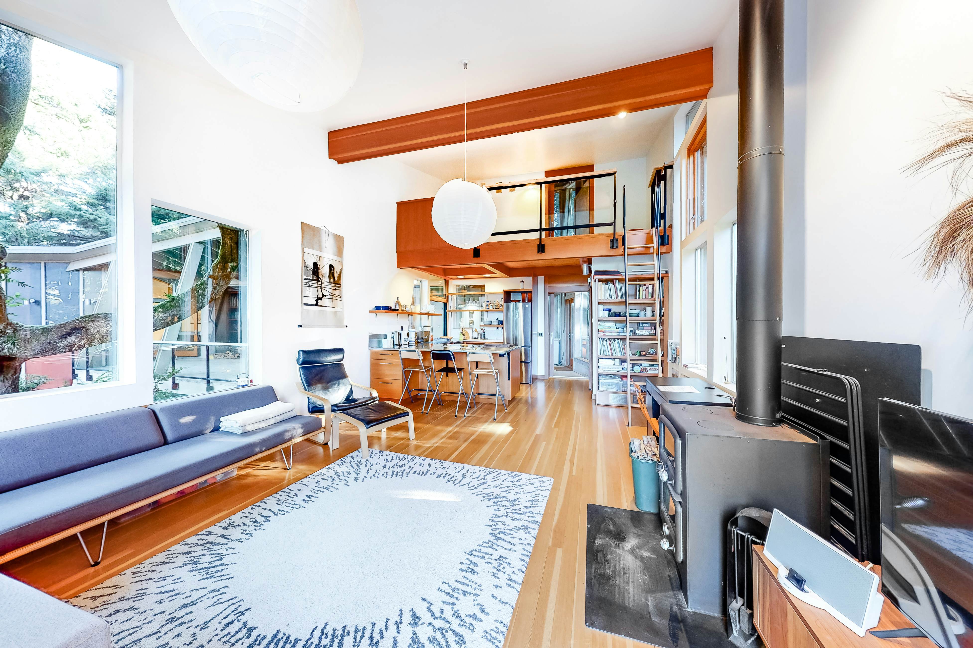 Stylish Coastal Retreat W/ Private Deck, Scenic Surrounding, Full Kitchen & WiFi