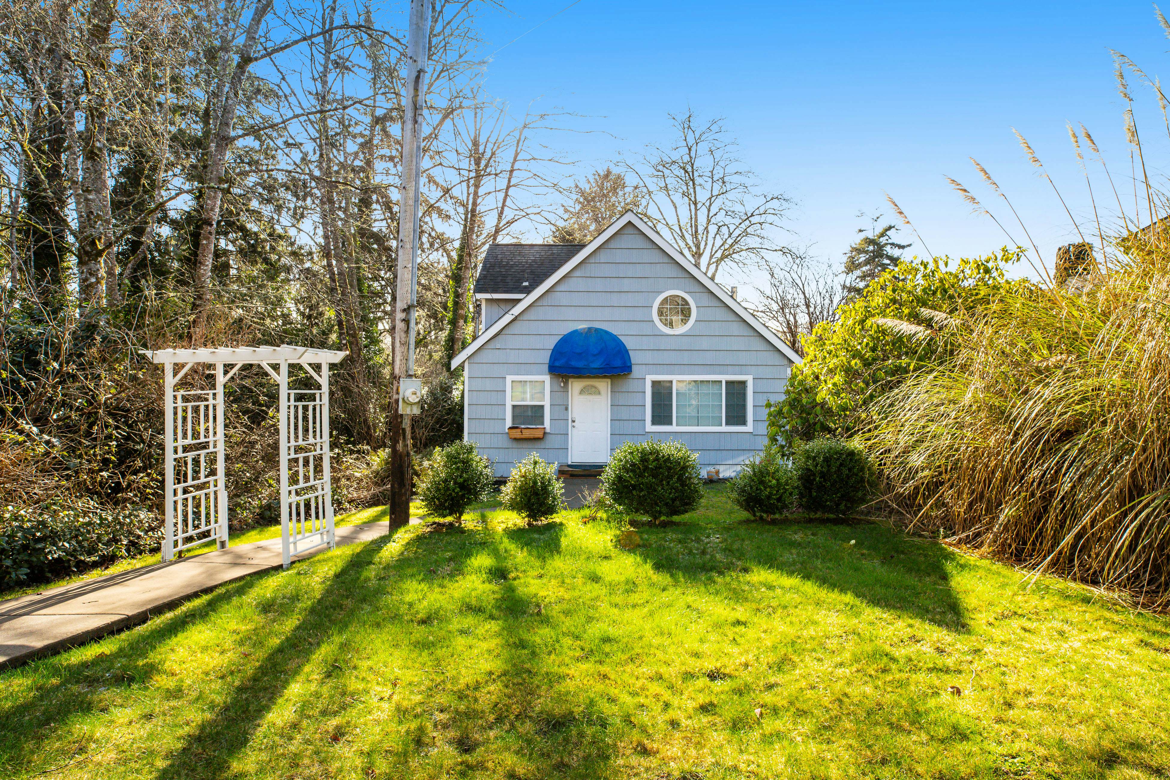 Two-story getaway with a washer/dryer, central AC, & WiFi - dogs welcome