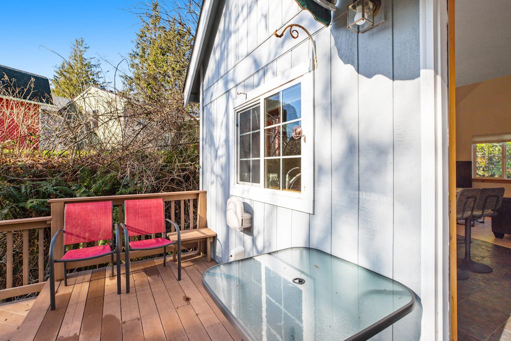 Two story getaway with a washer dryer central AC and WiFi dogs welcome