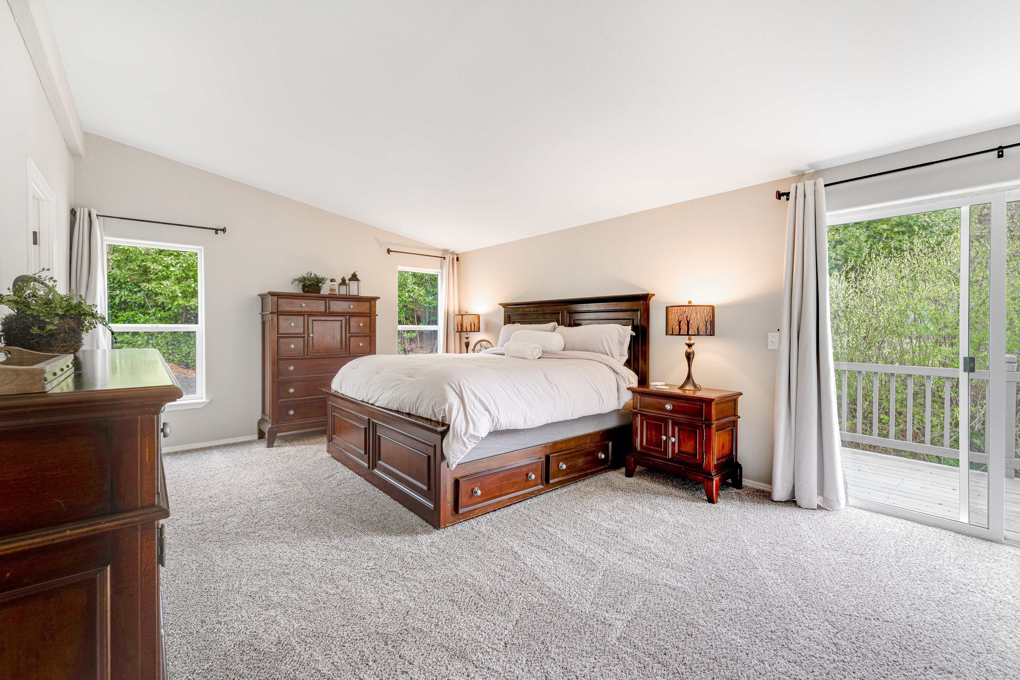 Dog friendly waterfront home on the Wilson River with great views deck and WiFi