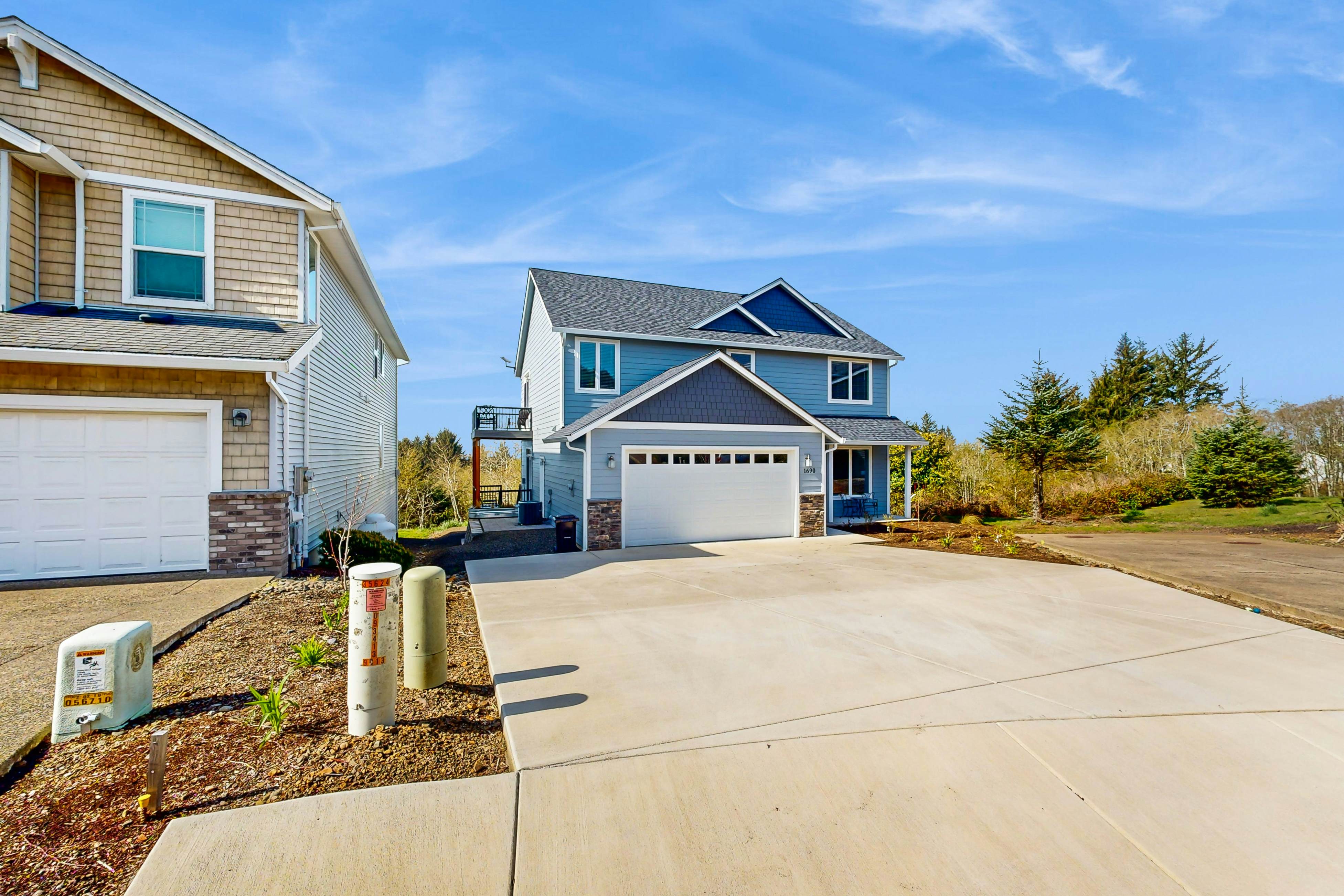 Comfortable home with ocean views, with private hot tub, deck, fireplace, WiFi