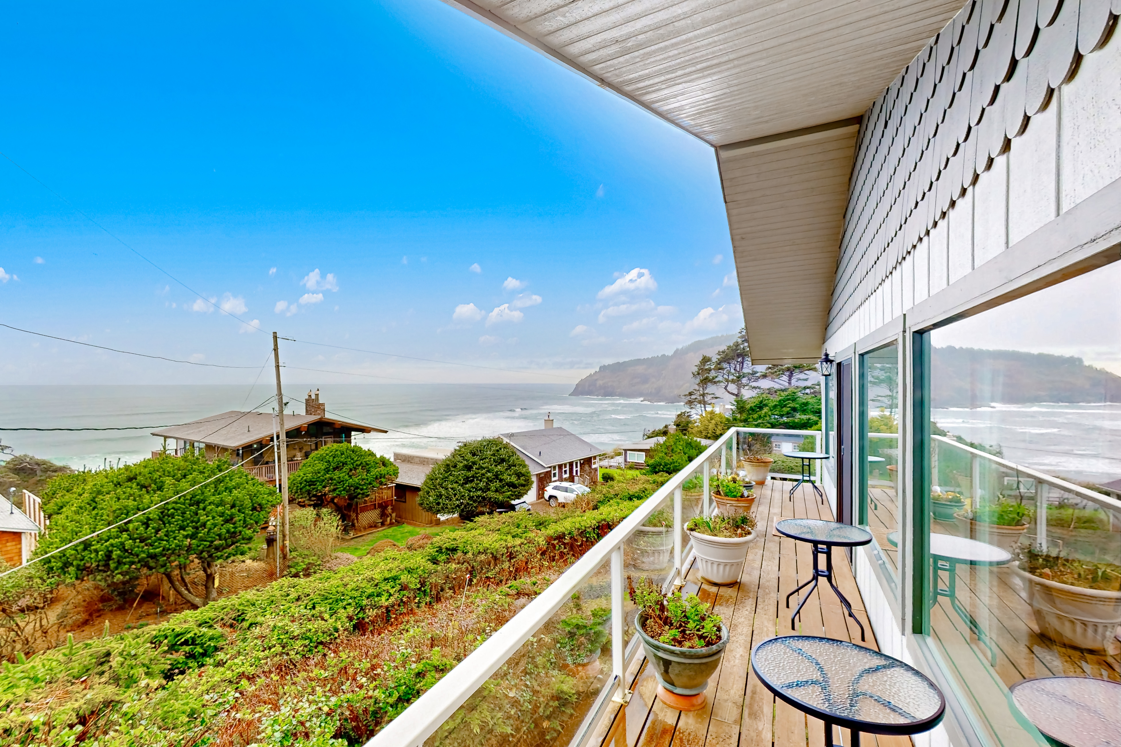 Home with amazing ocean views and private balcony 50 yds to beach trail