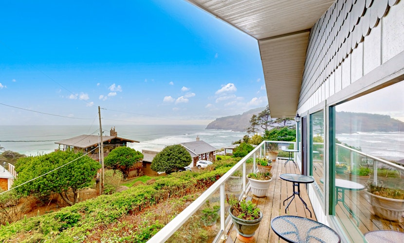 Home with amazing ocean views and private balcony 50 yds to beach trail