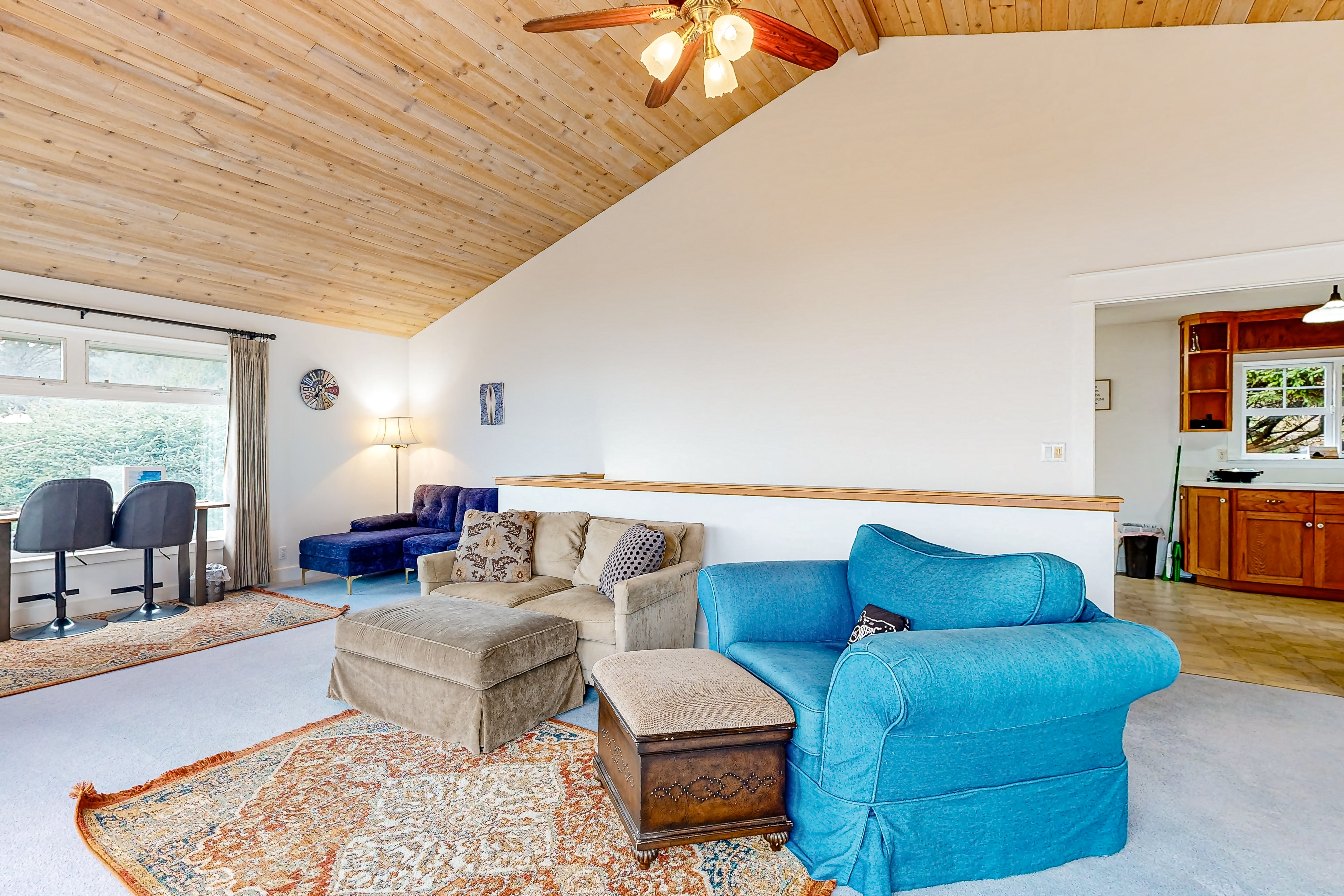 Home with amazing ocean views and private balcony 50 yds to beach trail