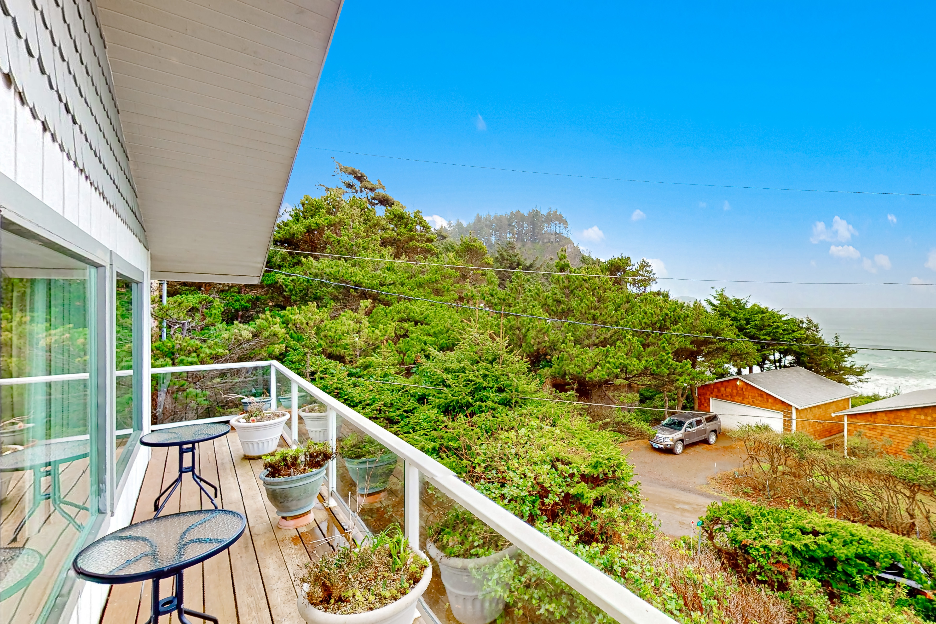 Home with amazing ocean views and private balcony 50 yds to beach trail