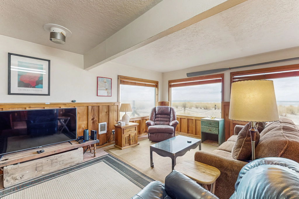 Cozy dog friendly home with ocean views beach access grill and WIFI