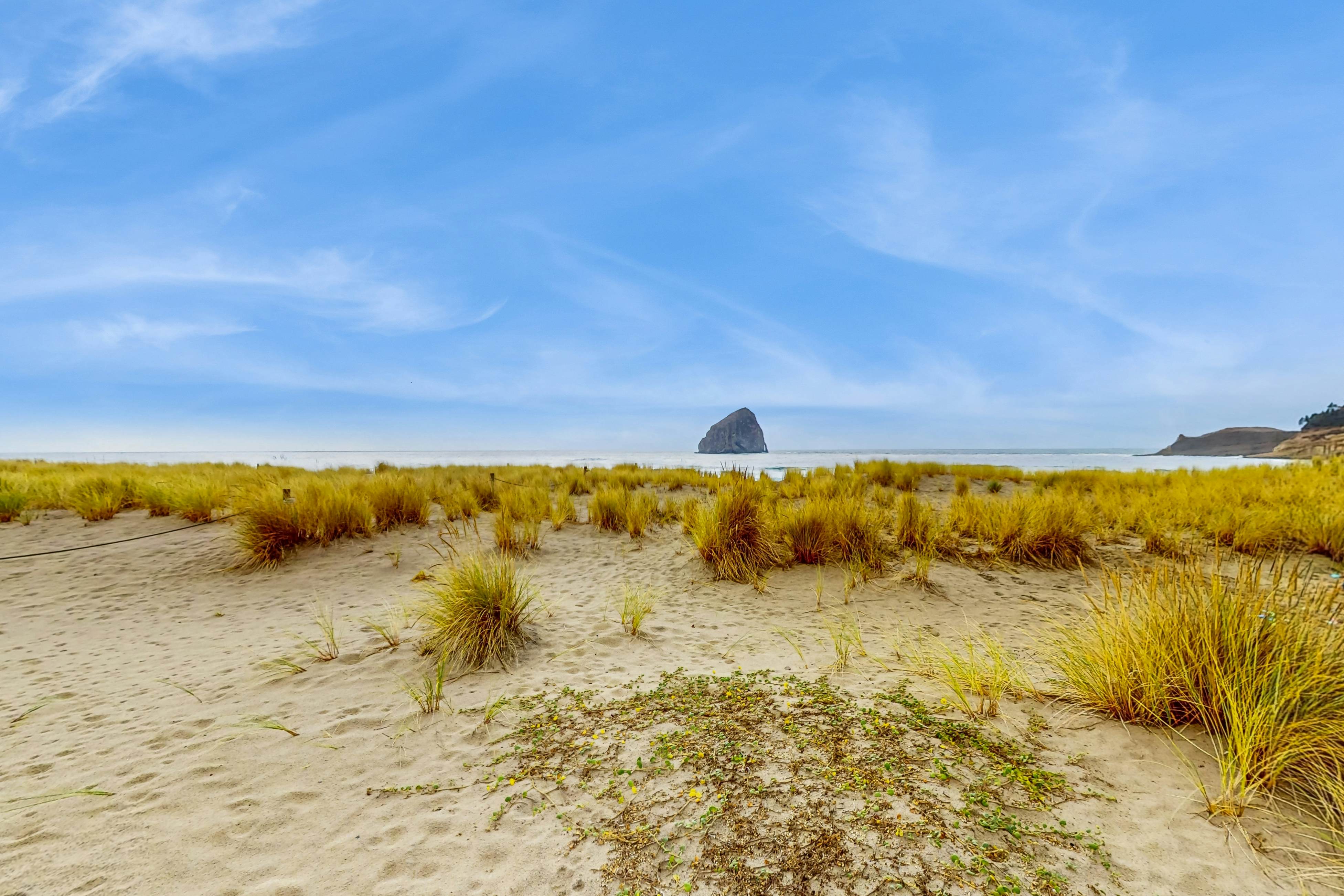 Cozy dog-friendly home with ocean views, beach access, grill and WIFI