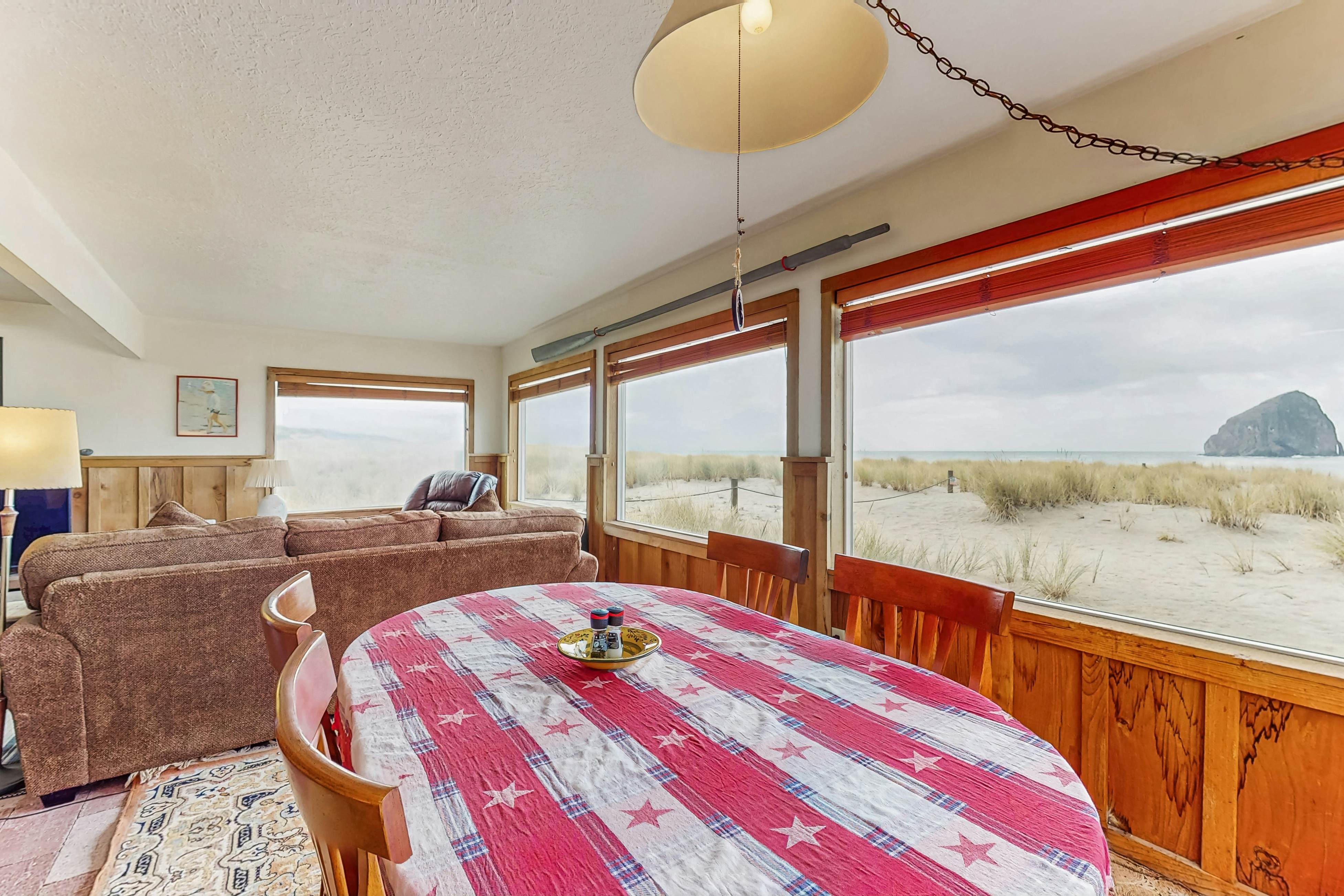 Cozy dog-friendly home with ocean views, beach access, grill and WIFI