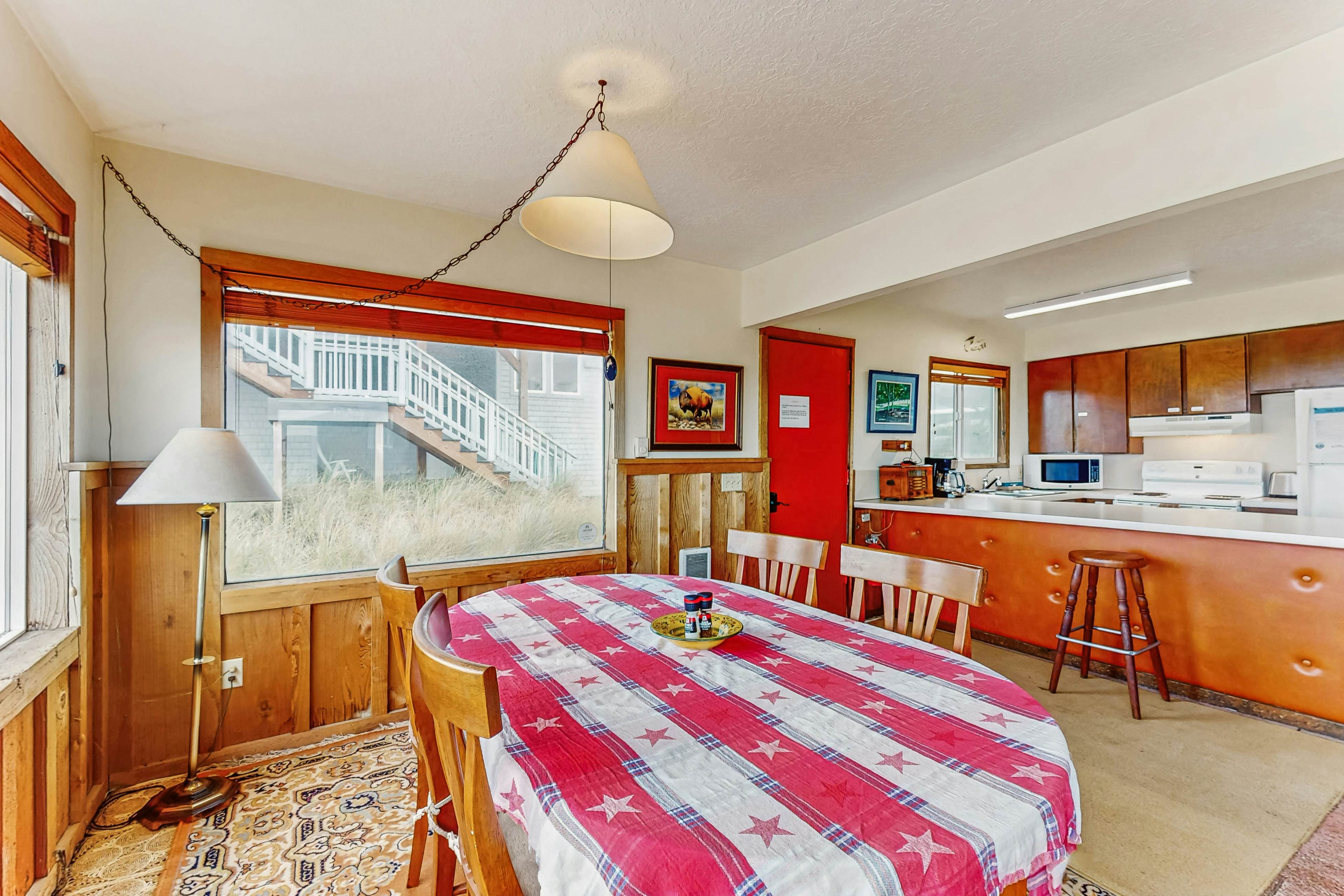Cozy dog-friendly home with ocean views, beach access, grill and WIFI