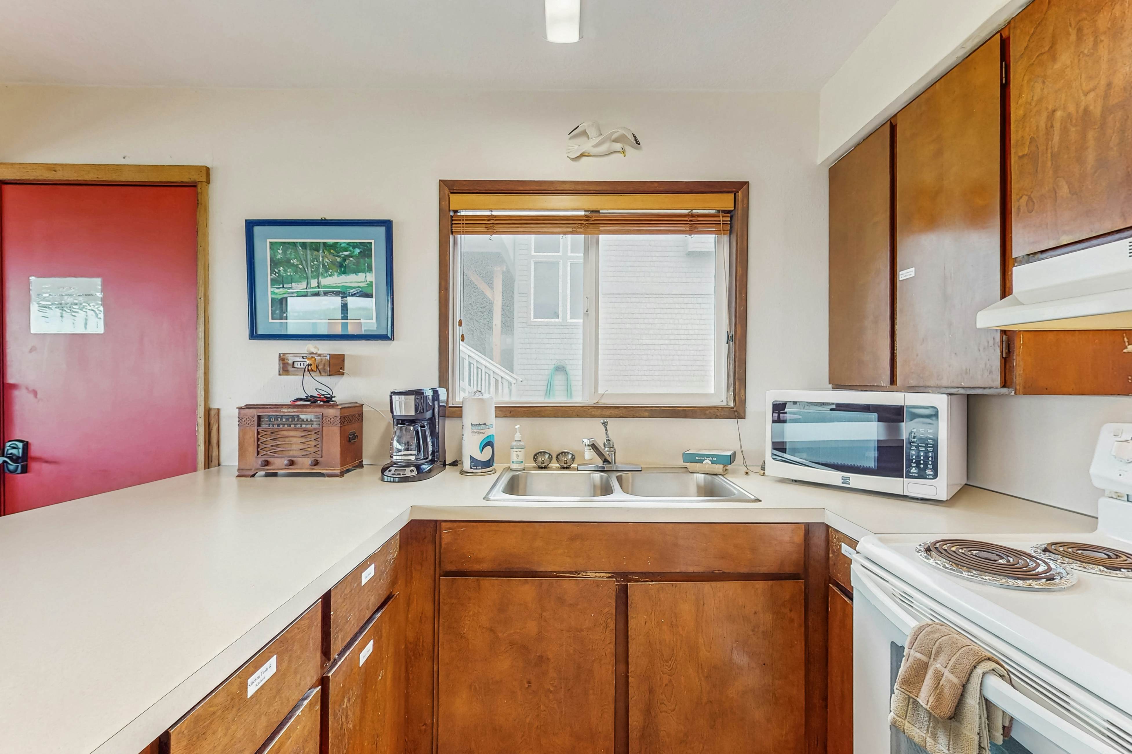 Cozy dog-friendly home with ocean views, beach access, grill and WIFI