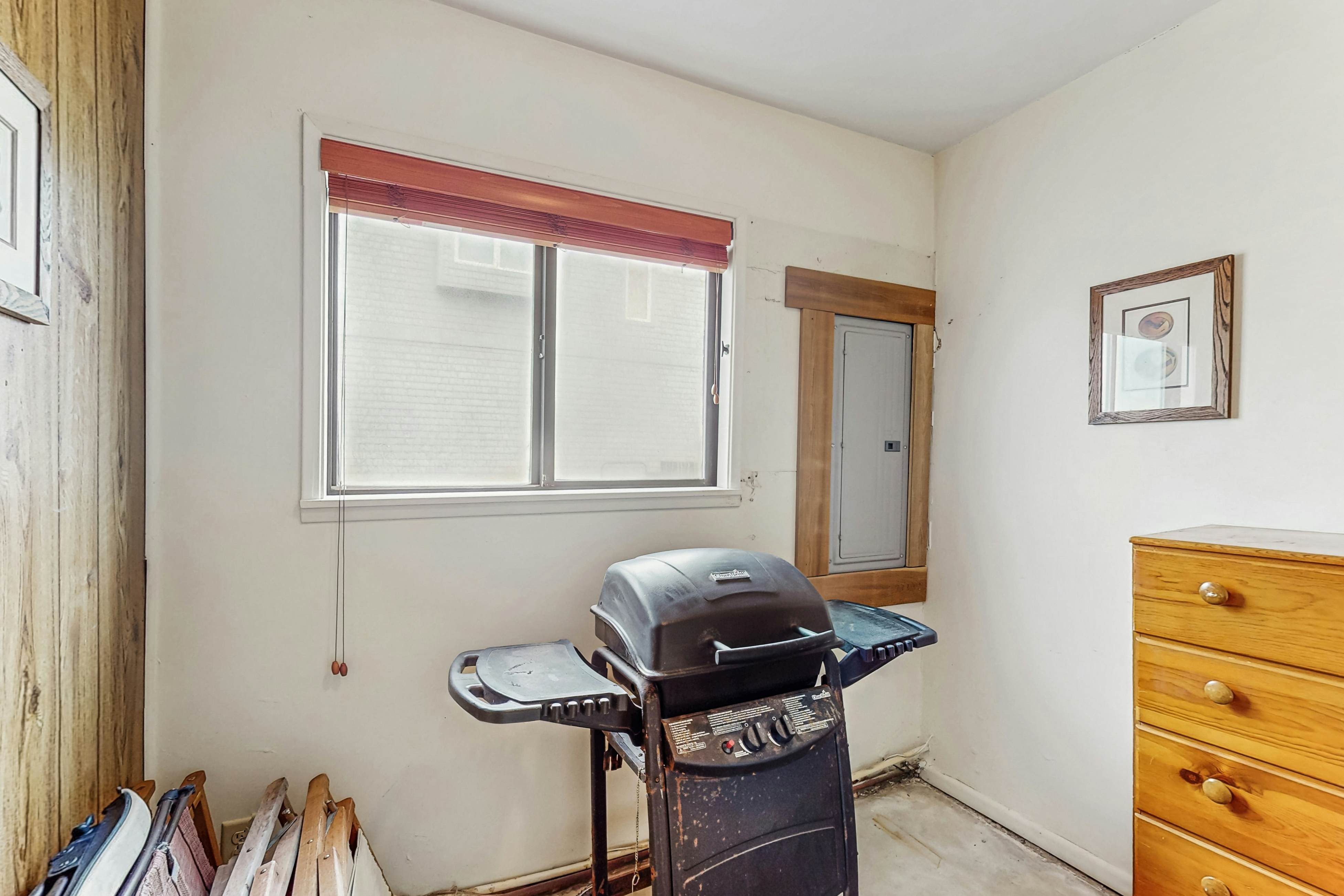 Cozy dog-friendly home with ocean views, beach access, grill and WIFI