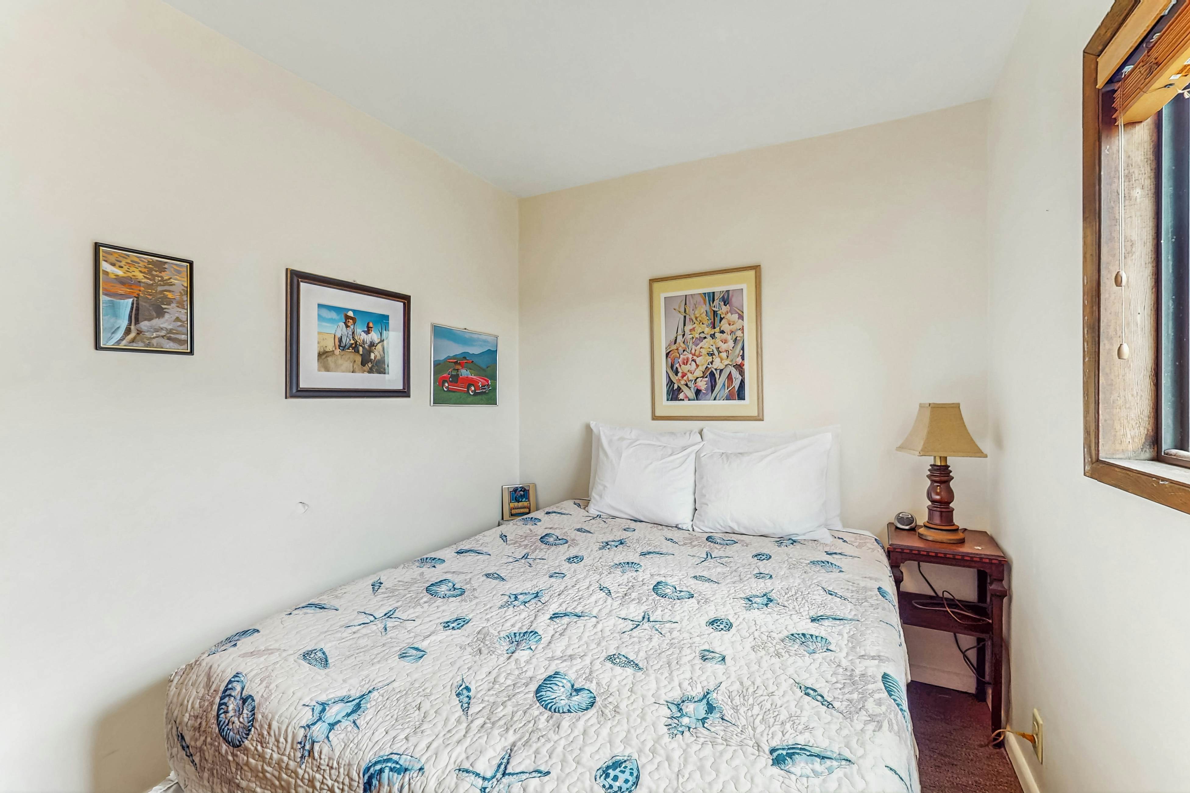 Cozy dog-friendly home with ocean views, beach access, grill and WIFI