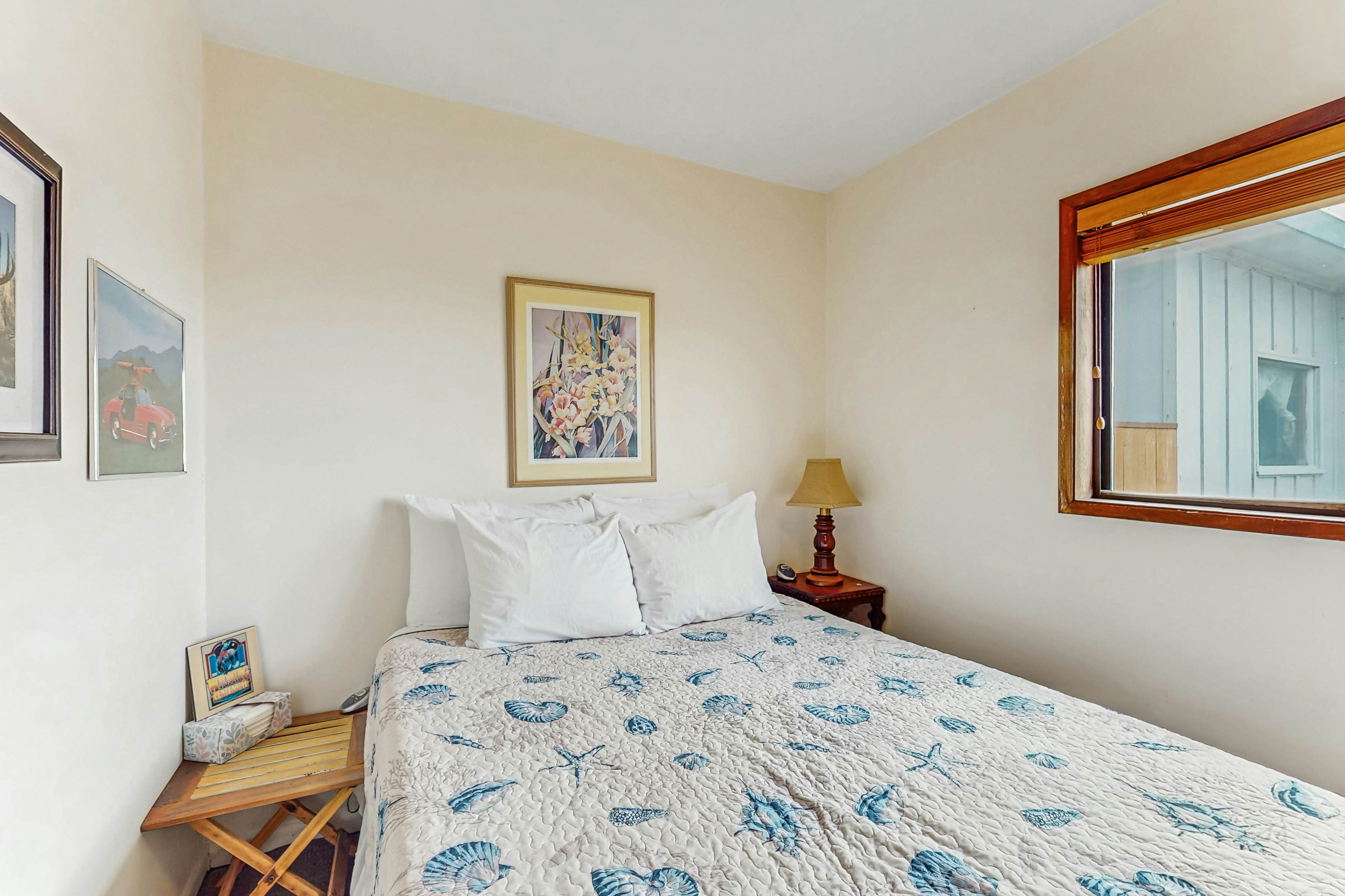 Cozy dog-friendly home with ocean views, beach access, grill and WIFI