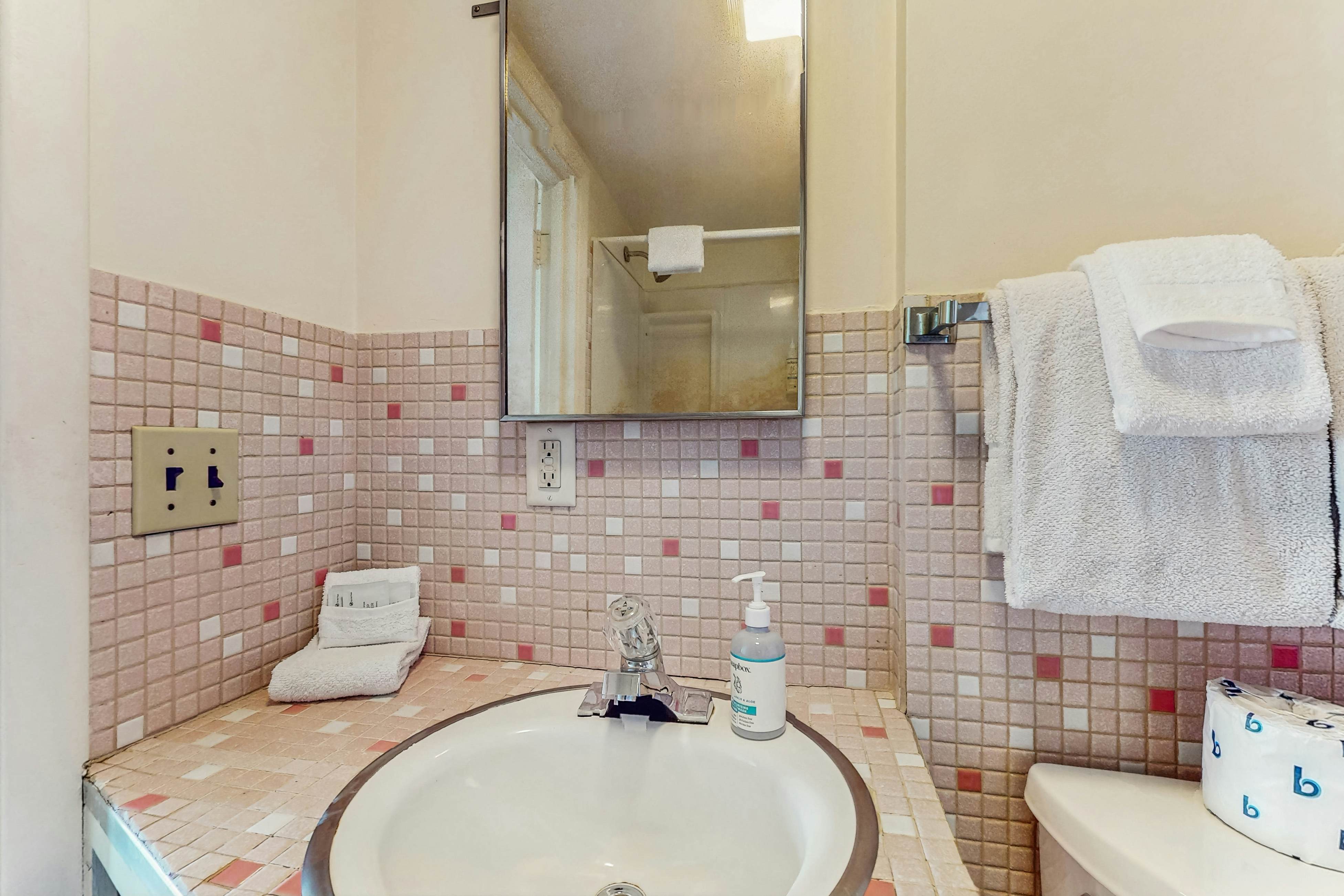 Cozy dog-friendly home with ocean views, beach access, grill and WIFI