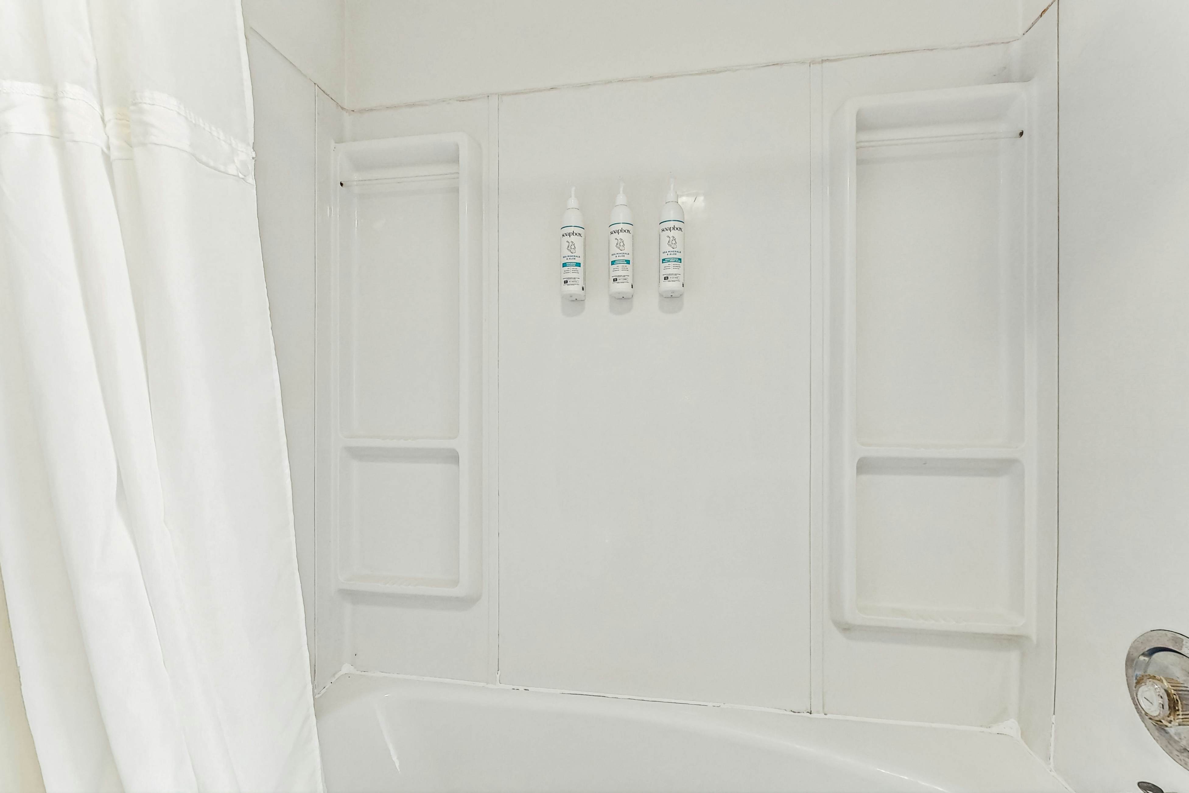 Cozy dog-friendly home with ocean views, beach access, grill and WIFI