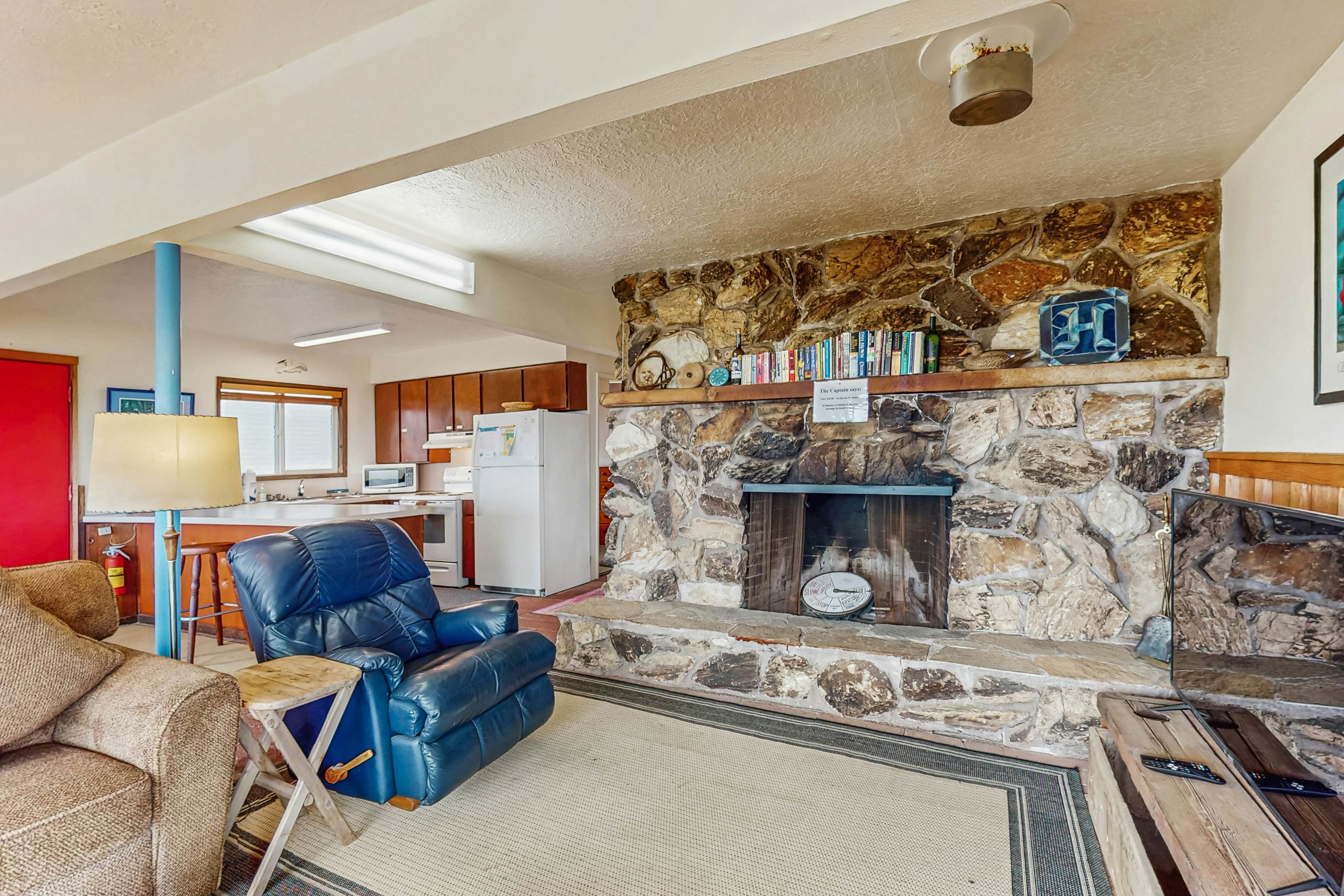 Cozy dog-friendly home with ocean views, beach access, grill and WIFI