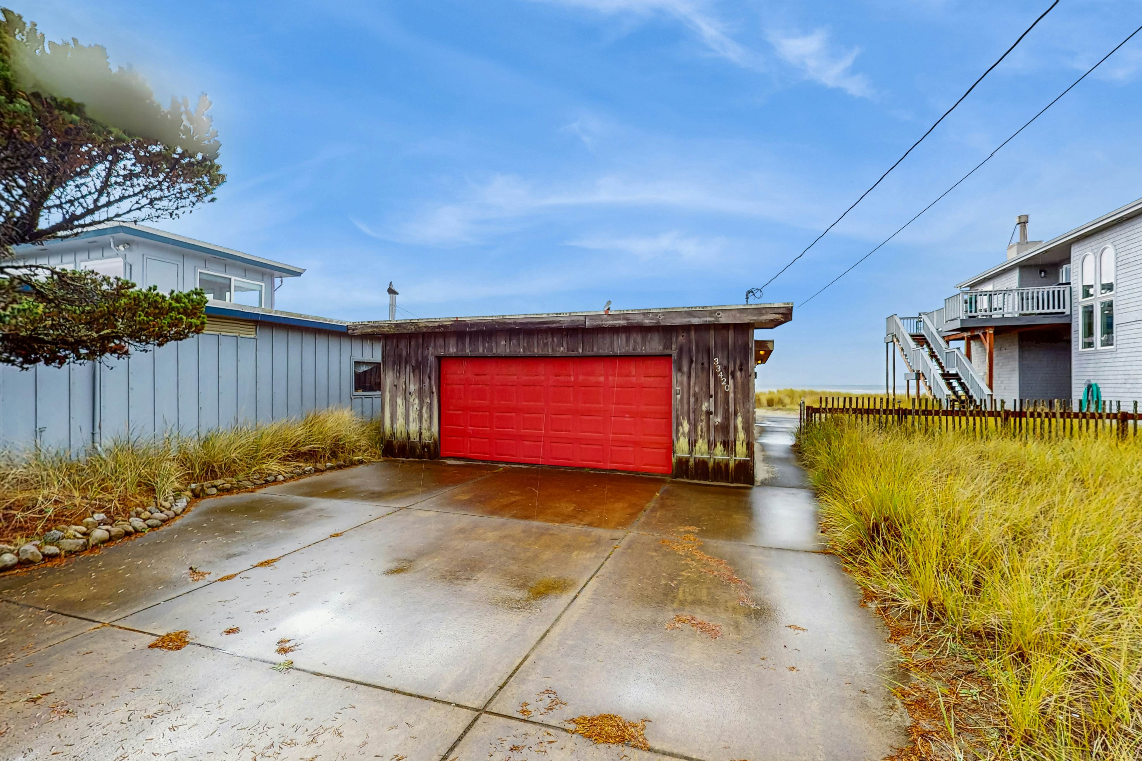 Cozy dog-friendly home with ocean views, beach access, grill and WIFI