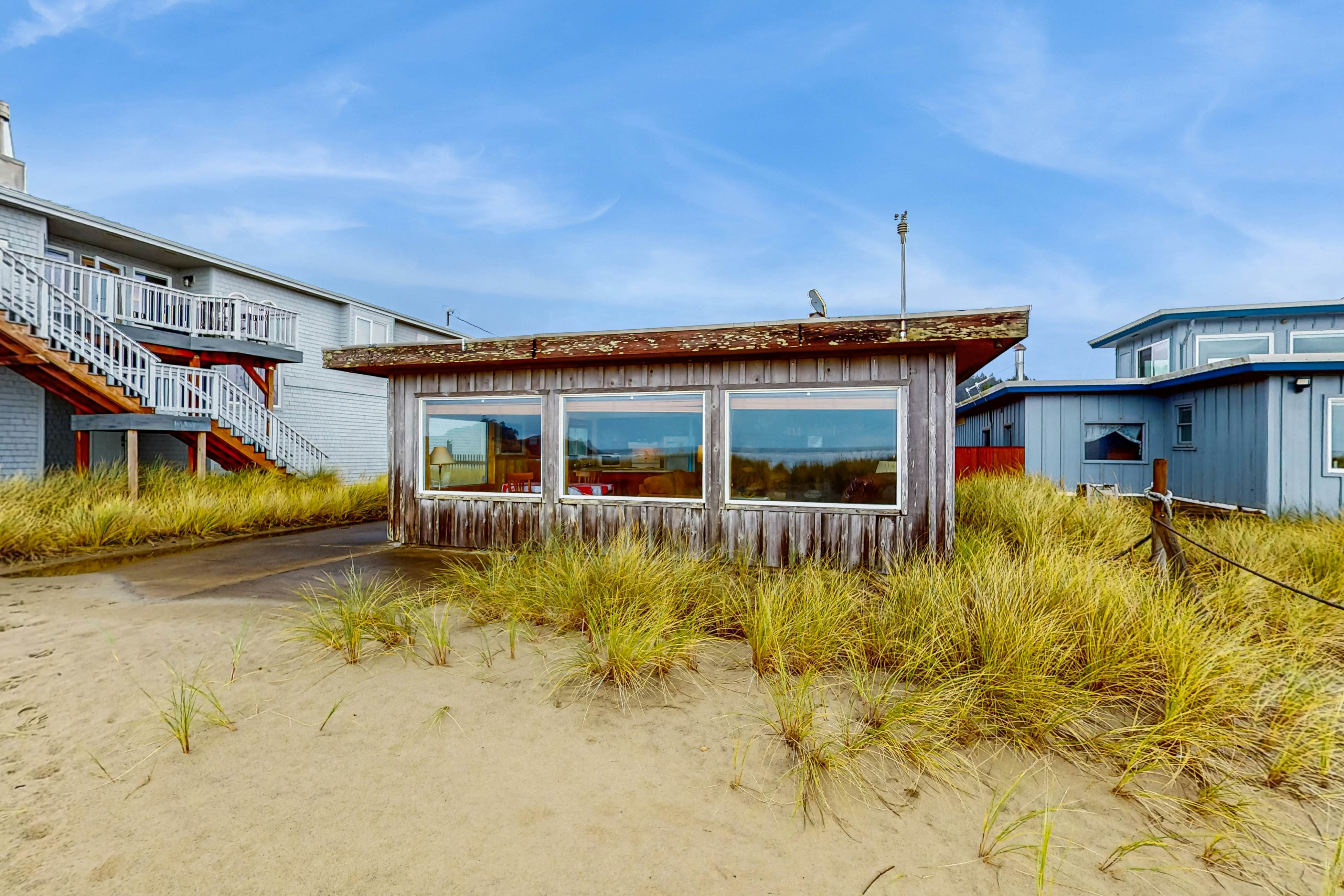 Cozy dog-friendly home with ocean views, beach access, grill and WIFI