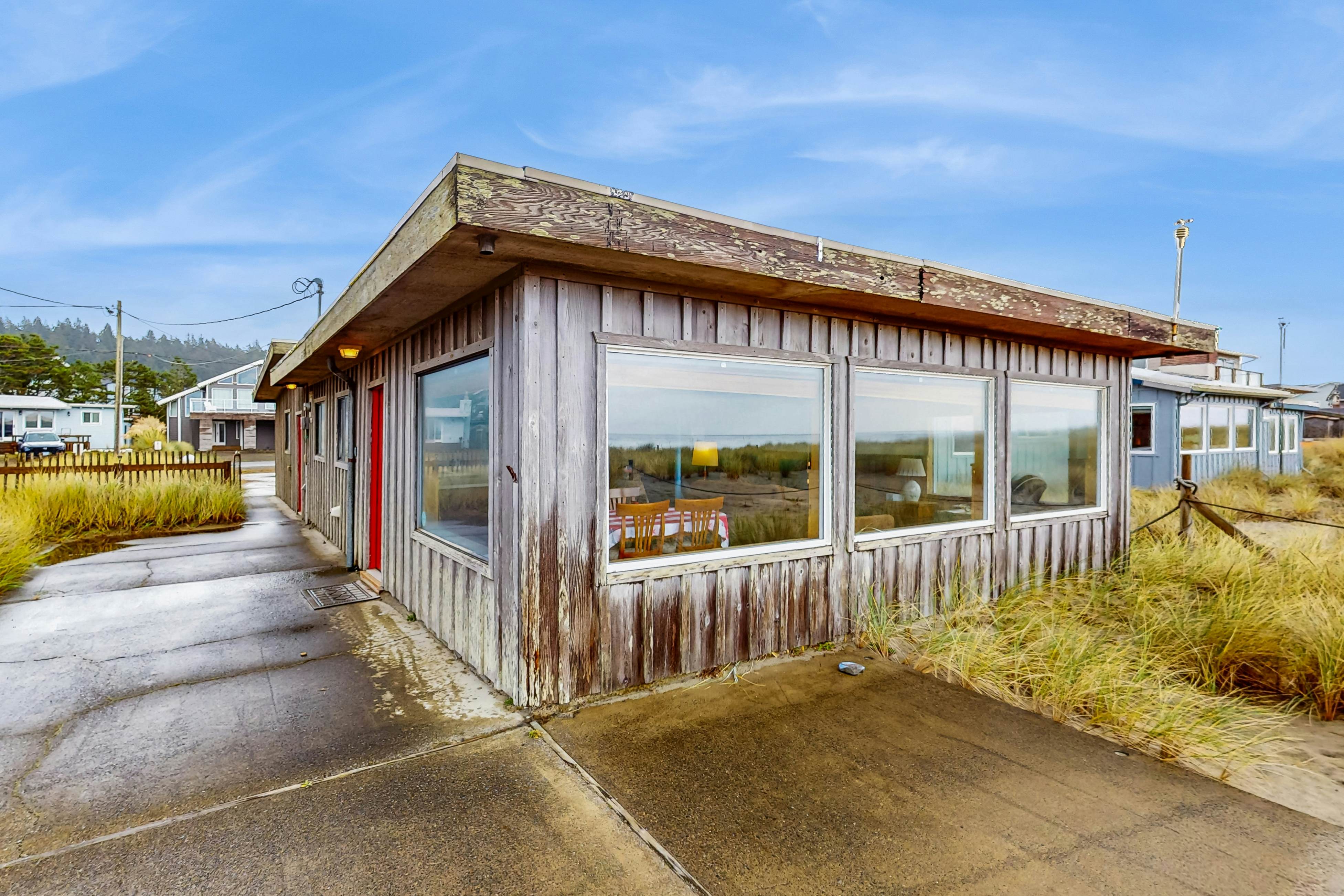 Cozy dog-friendly home with ocean views, beach access, grill and WIFI