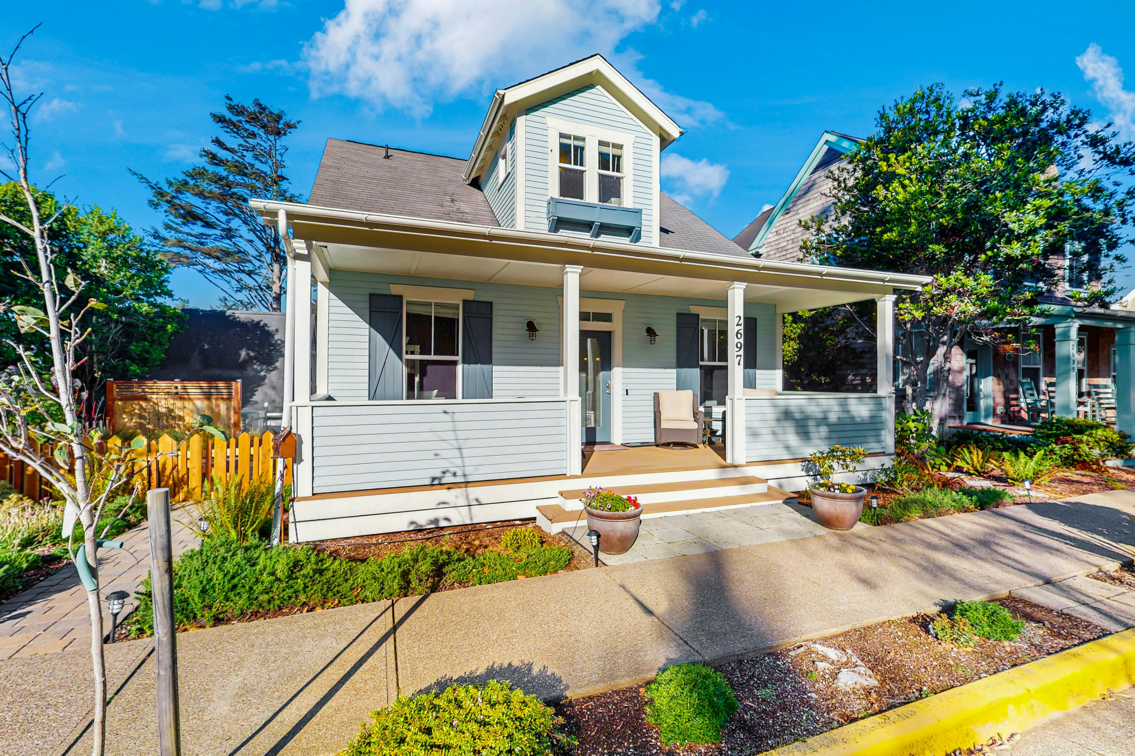 Family friendly home close to ocean, private hot tub, fireplace & WIFI