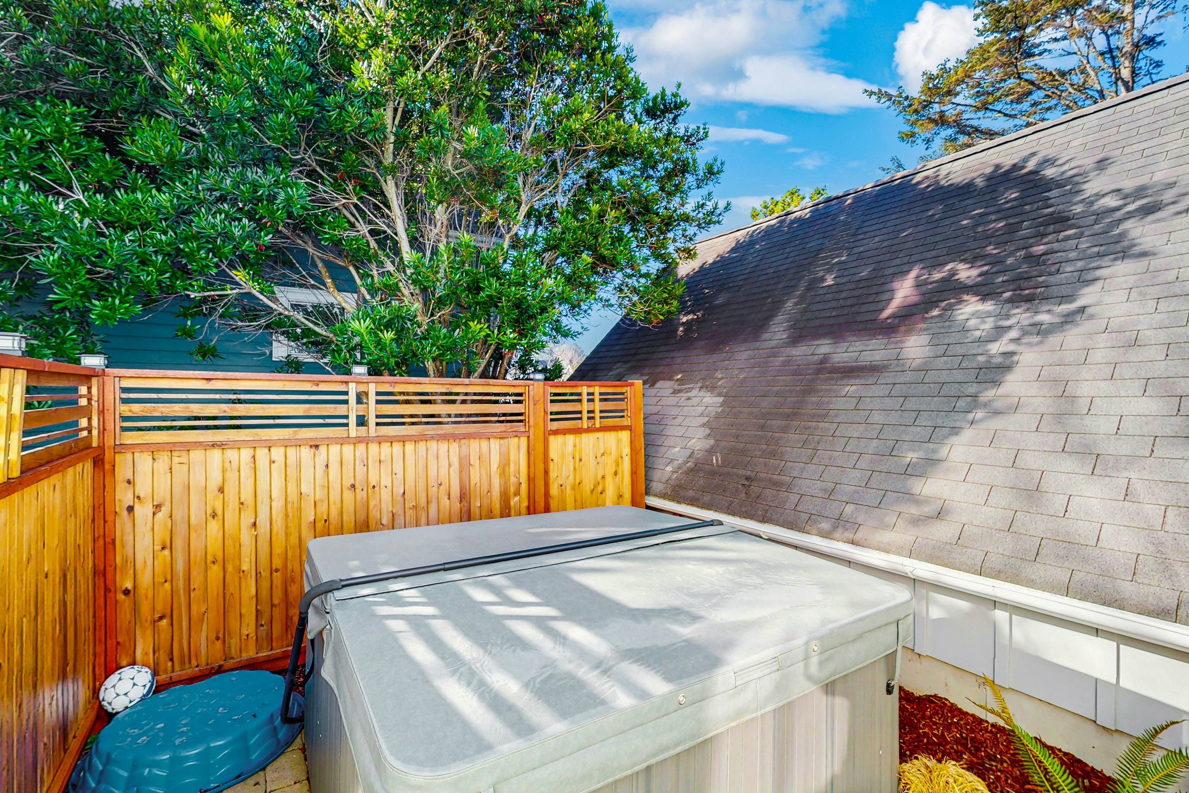 Family friendly home close to ocean, private hot tub, fireplace & WIFI