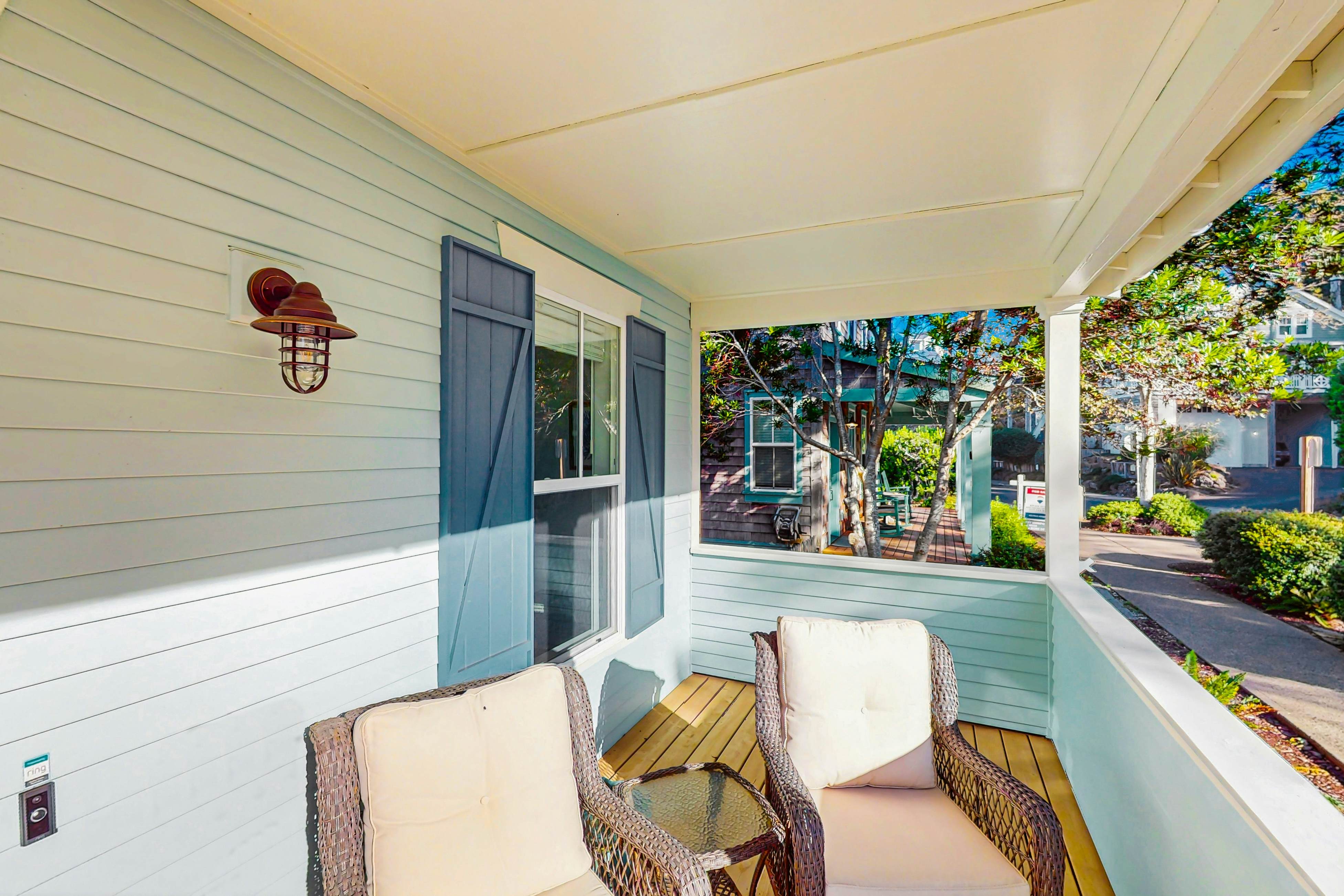 Family friendly home close to ocean, private hot tub, fireplace & WIFI