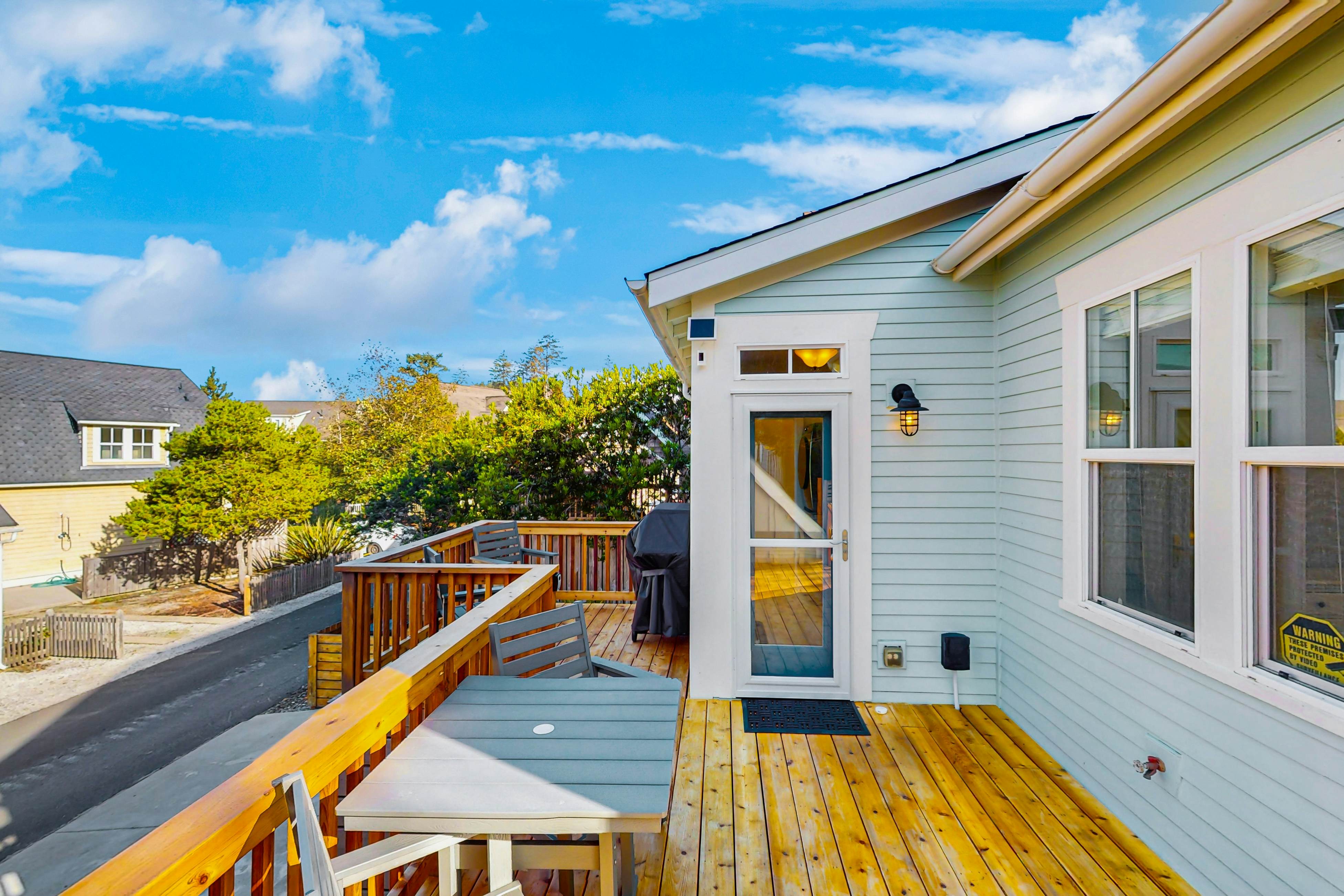 Family friendly home close to ocean, private hot tub, fireplace & WIFI