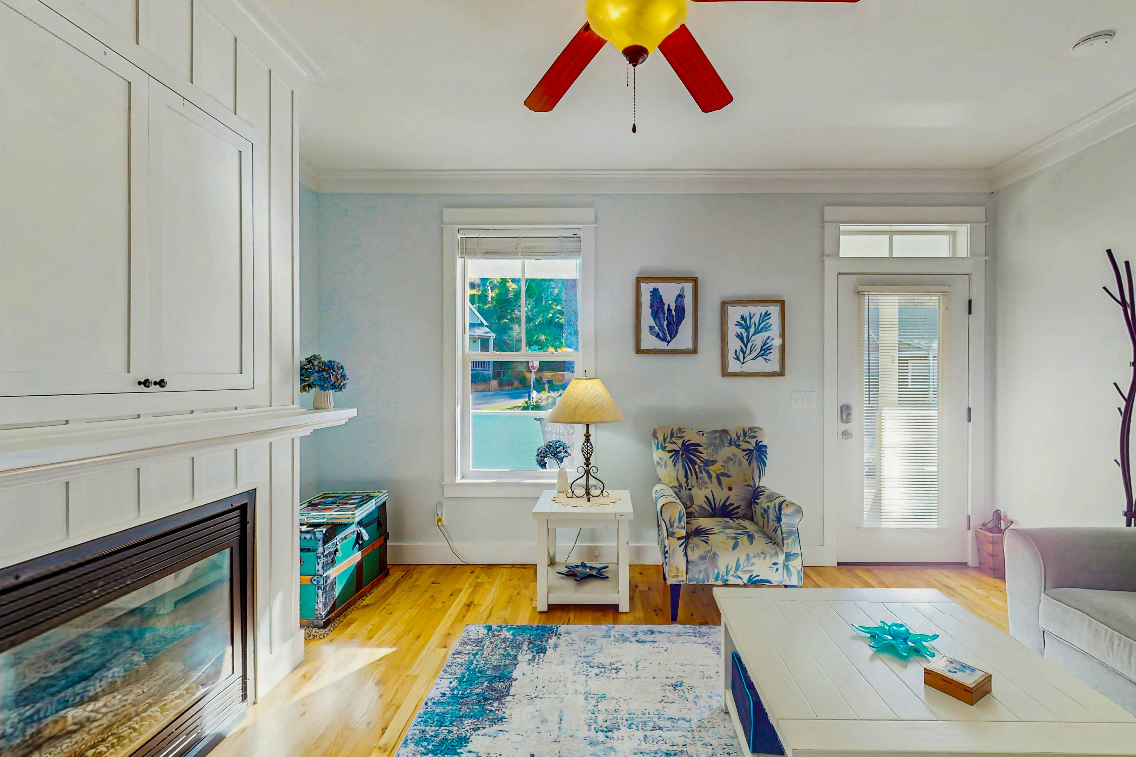 Family friendly home close to ocean, private hot tub, fireplace & WIFI