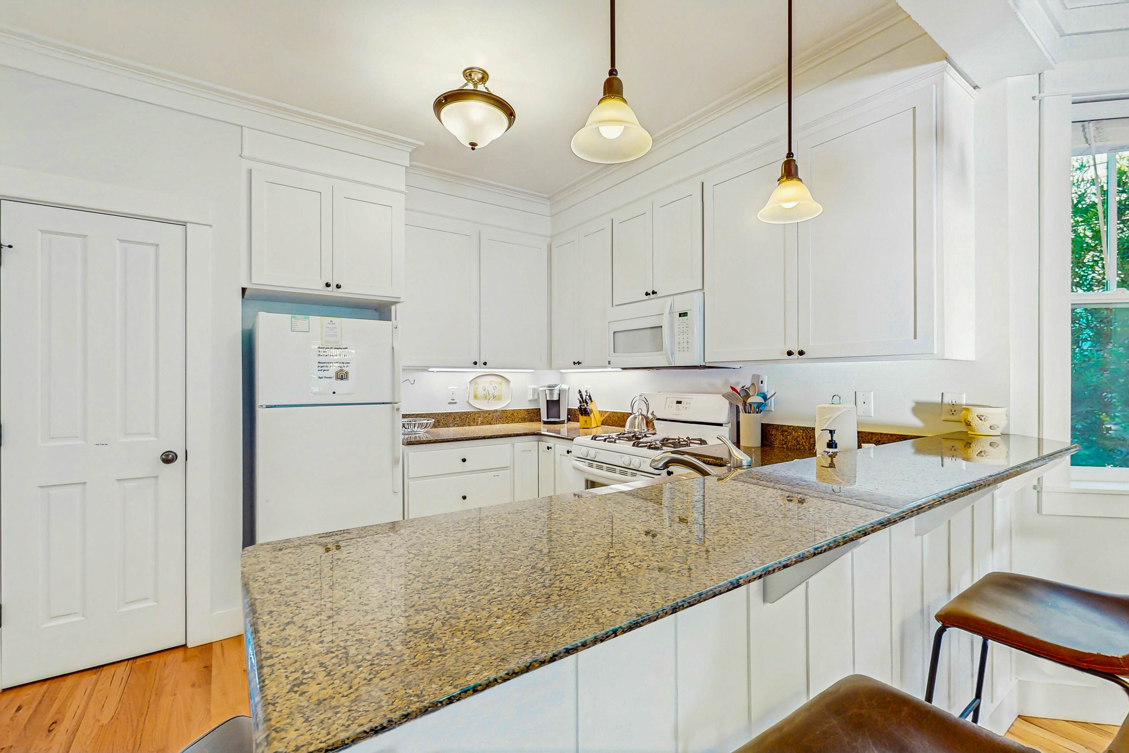 Family friendly home close to ocean, private hot tub, fireplace & WIFI