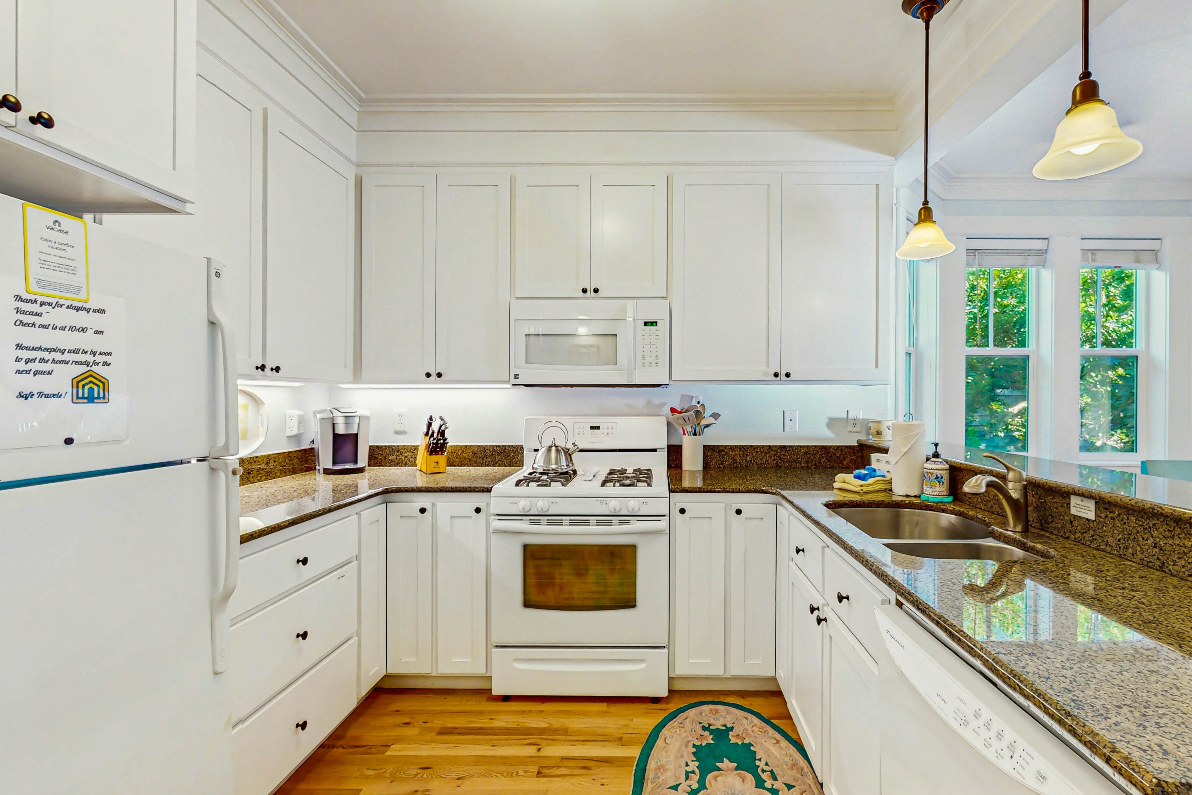 Family friendly home close to ocean, private hot tub, fireplace & WIFI