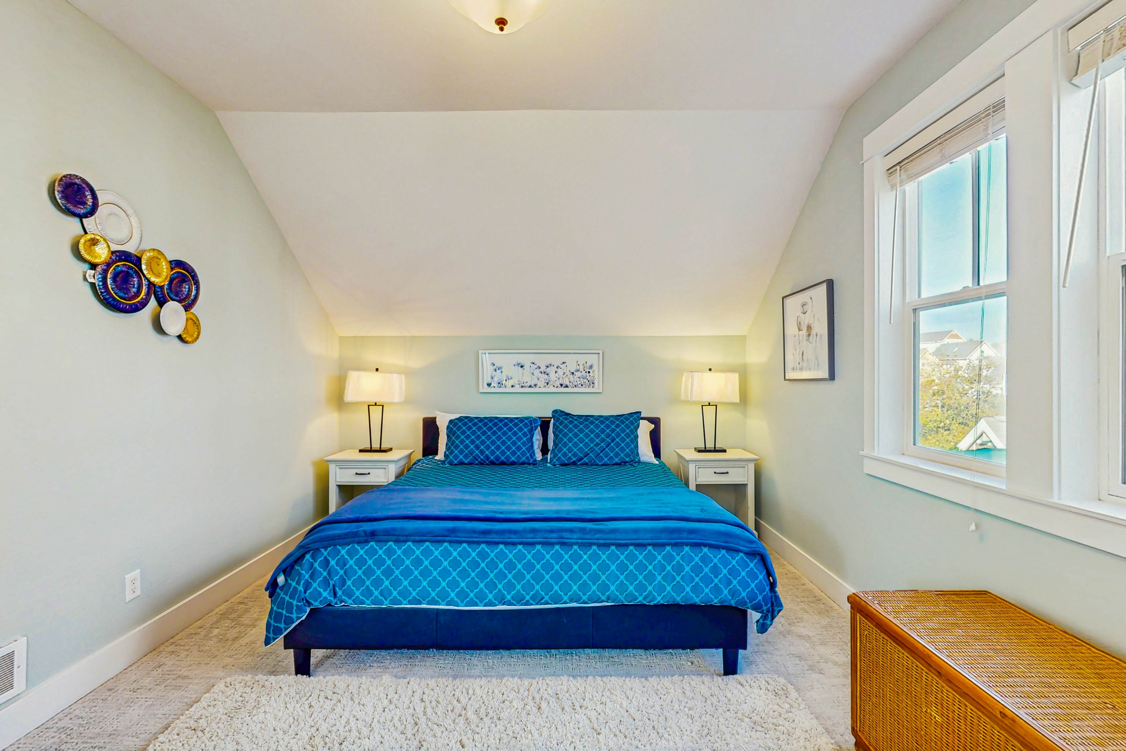 Family friendly home close to ocean, private hot tub, fireplace & WIFI