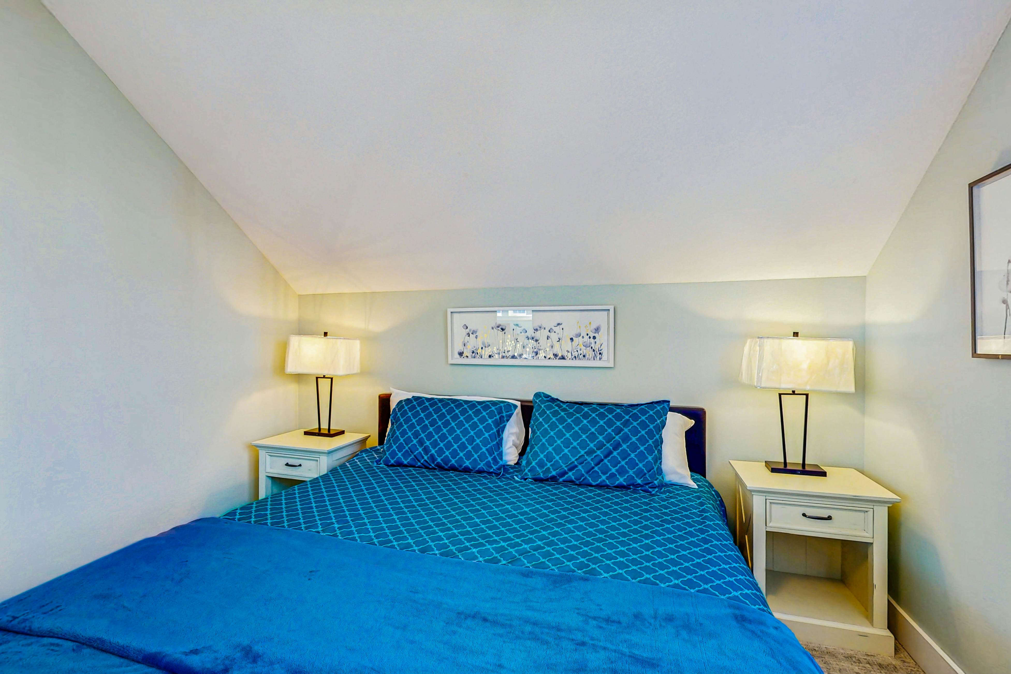 Family friendly home close to ocean, private hot tub, fireplace & WIFI