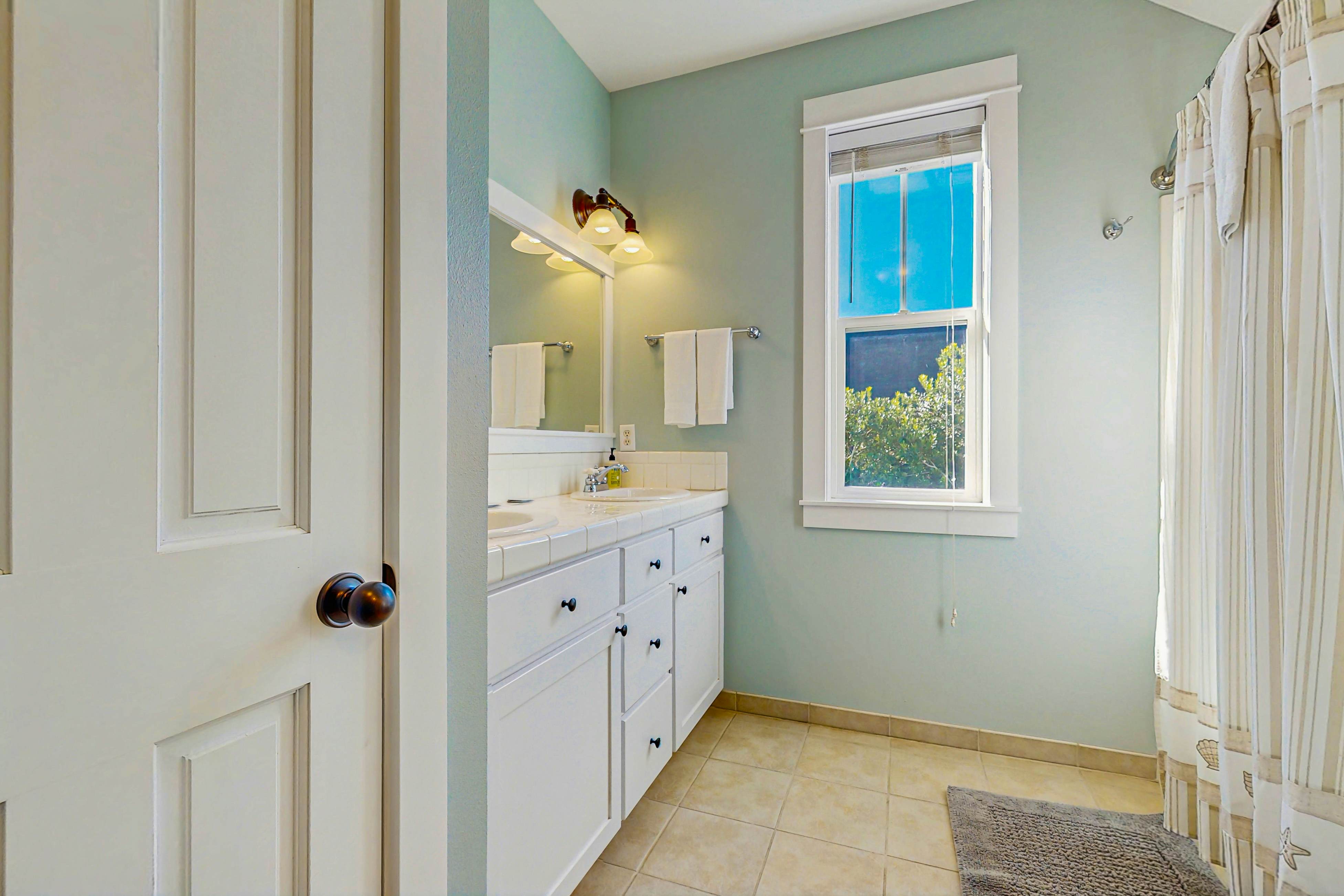 Family friendly home close to ocean, private hot tub, fireplace & WIFI