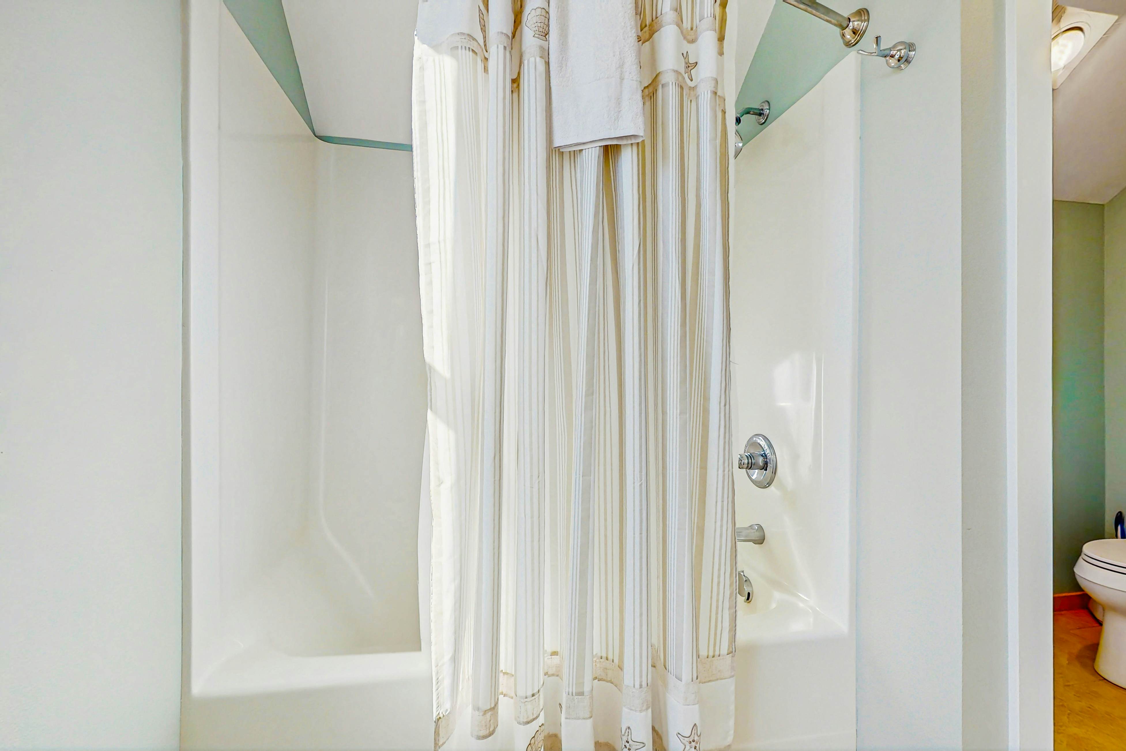 Family friendly home close to ocean, private hot tub, fireplace & WIFI