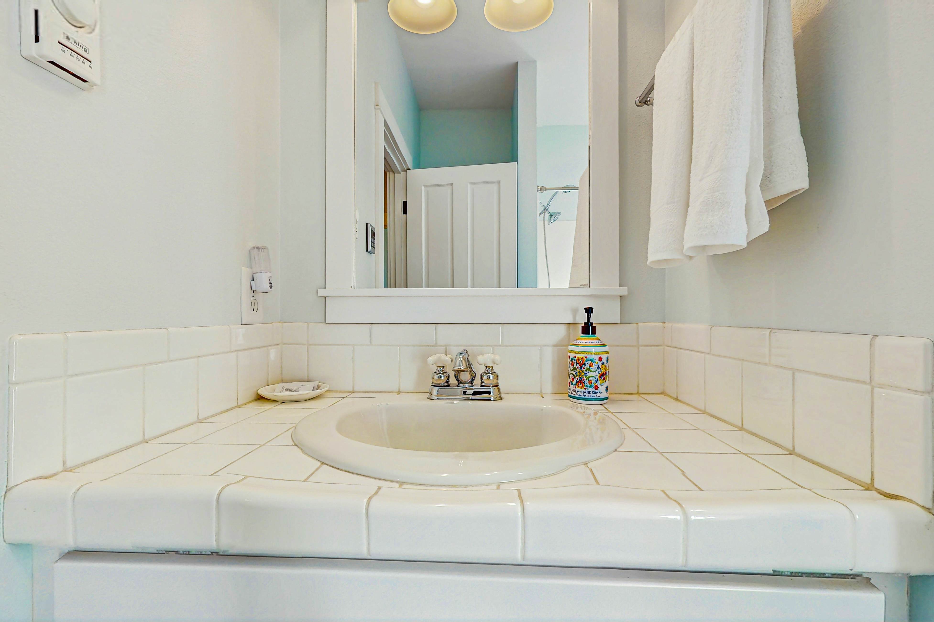 Family friendly home close to ocean, private hot tub, fireplace & WIFI