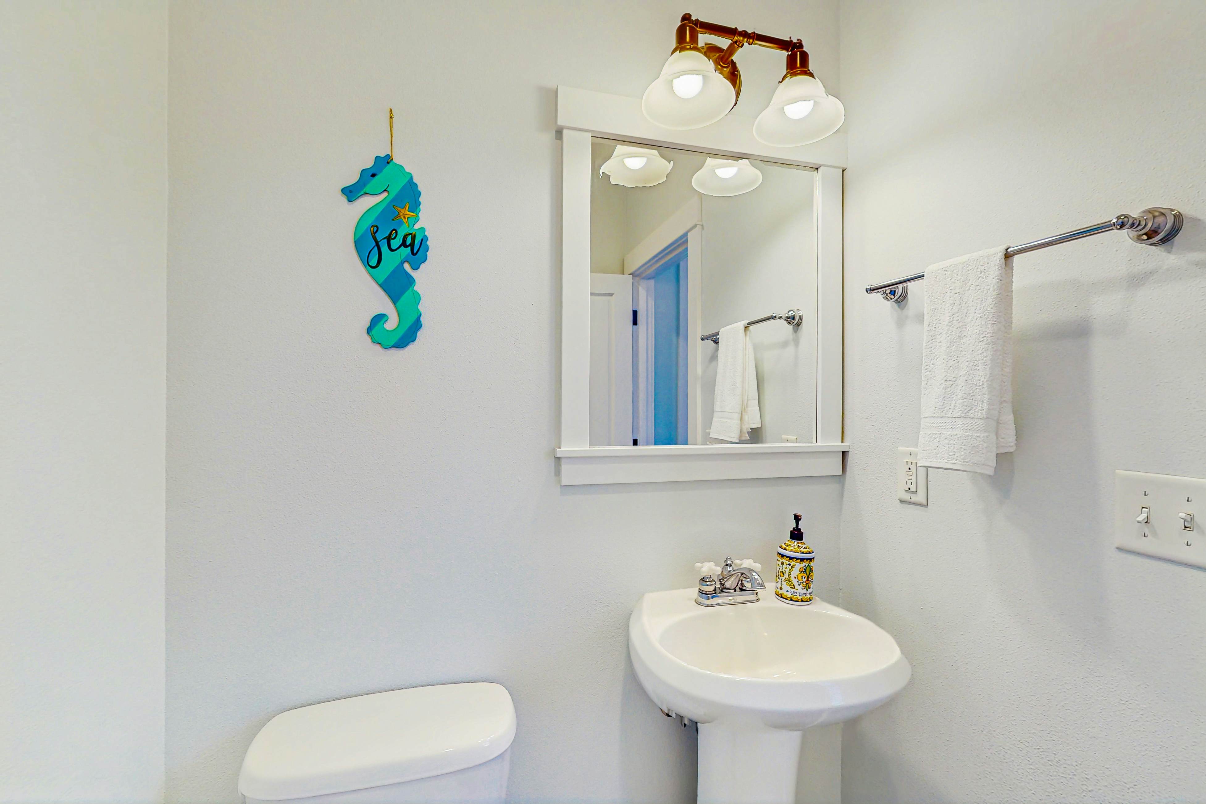 Family friendly home close to ocean, private hot tub, fireplace & WIFI