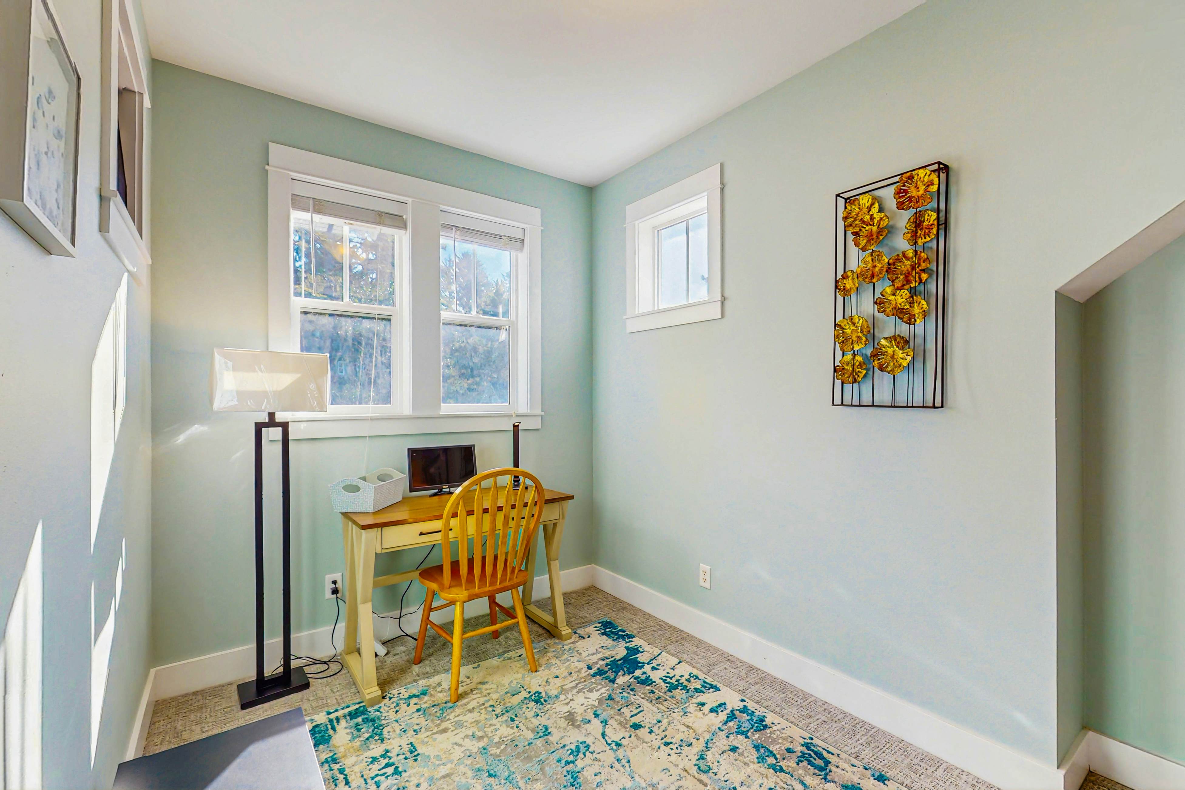 Family friendly home close to ocean, private hot tub, fireplace & WIFI