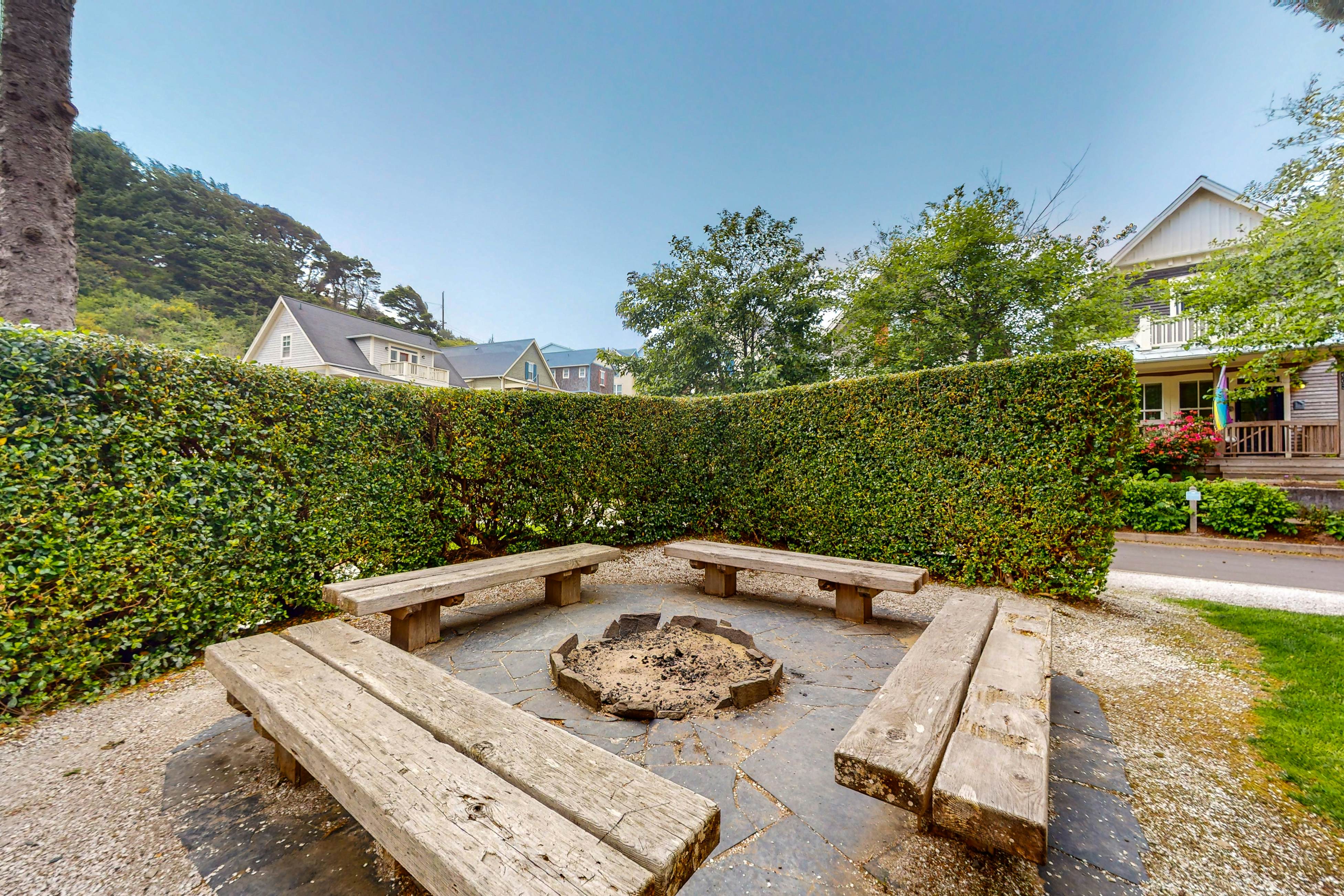 Family friendly home close to ocean, private hot tub, fireplace & WIFI