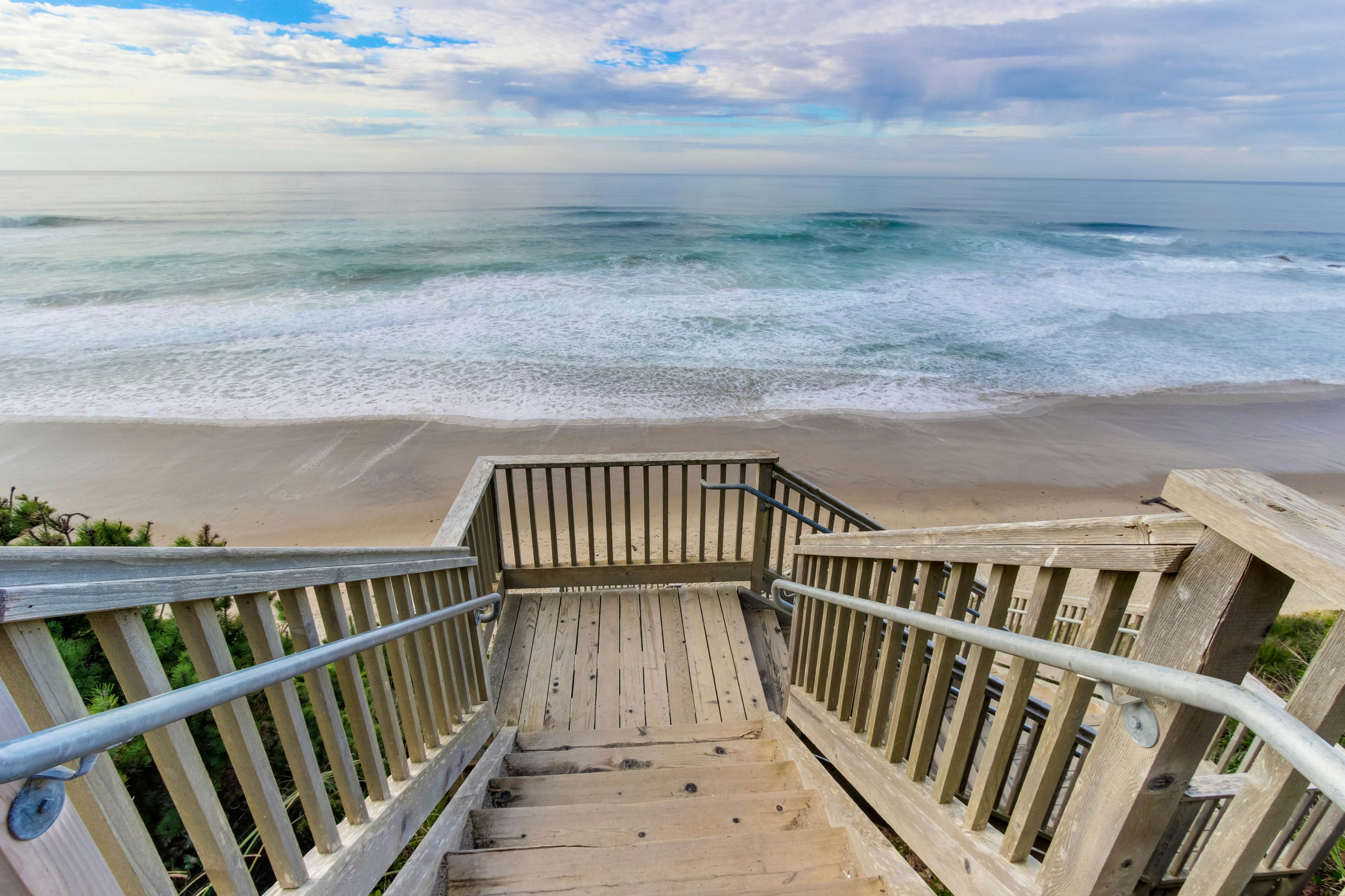 Family friendly home close to ocean, private hot tub, fireplace & WIFI