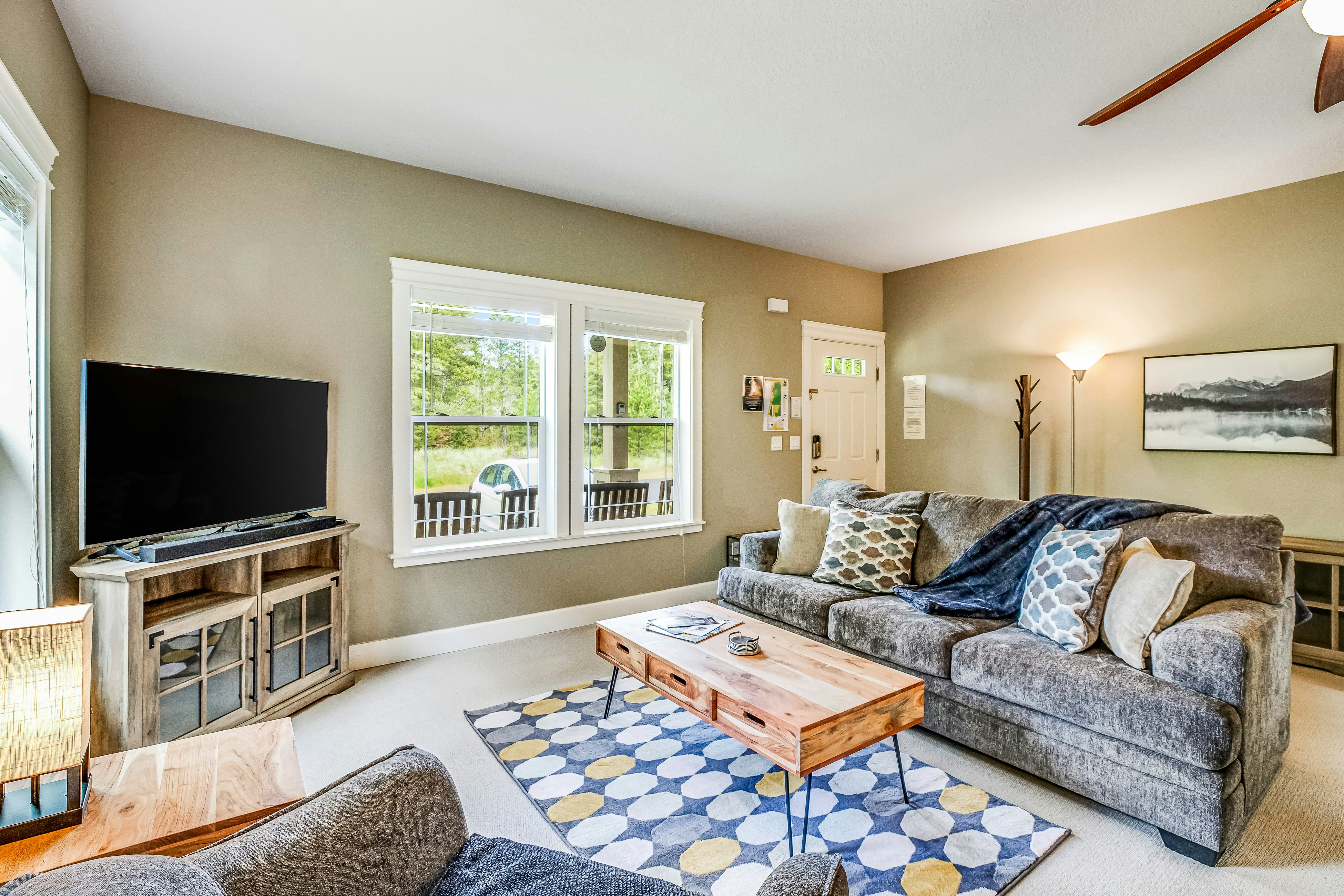 Cozy coastal retreat with deck, grill, firepit, and WiFi - walk to beach