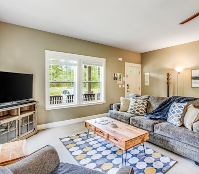 Cozy coastal retreat with deck grill firepit and WiFi walk to beach