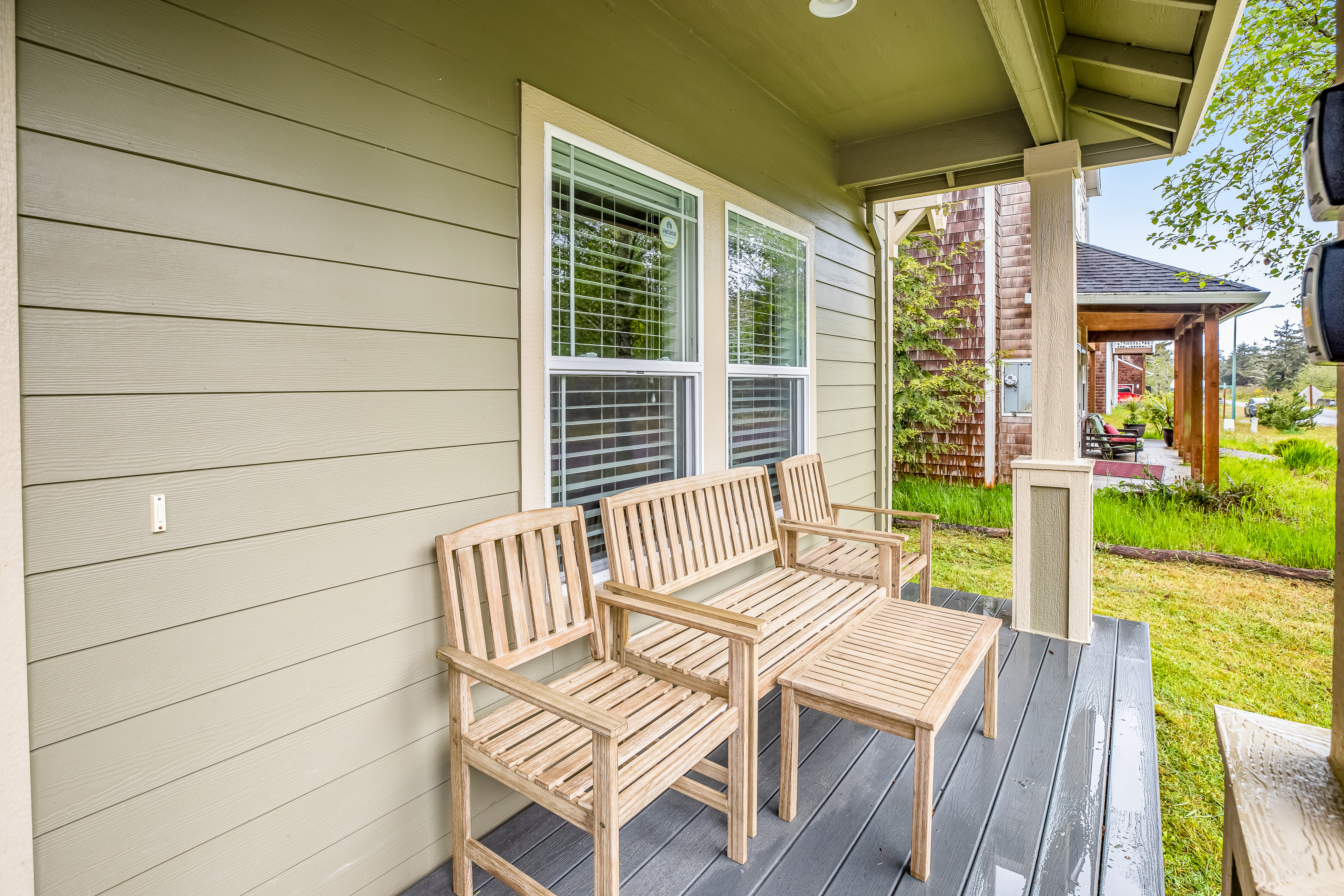 Cozy coastal retreat with deck grill firepit and WiFi walk to beach
